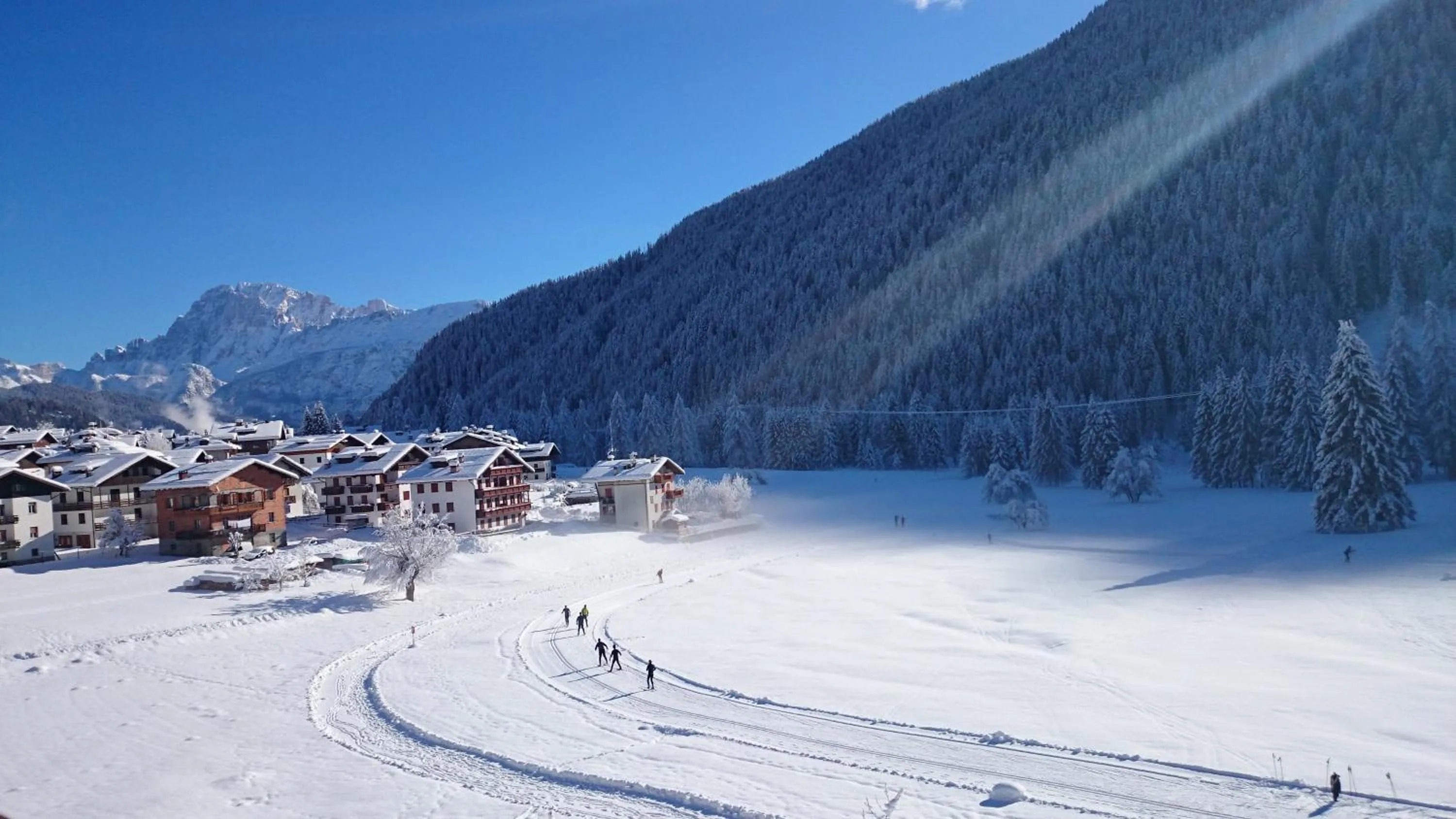 Skiing in Sport Hotel Cristal