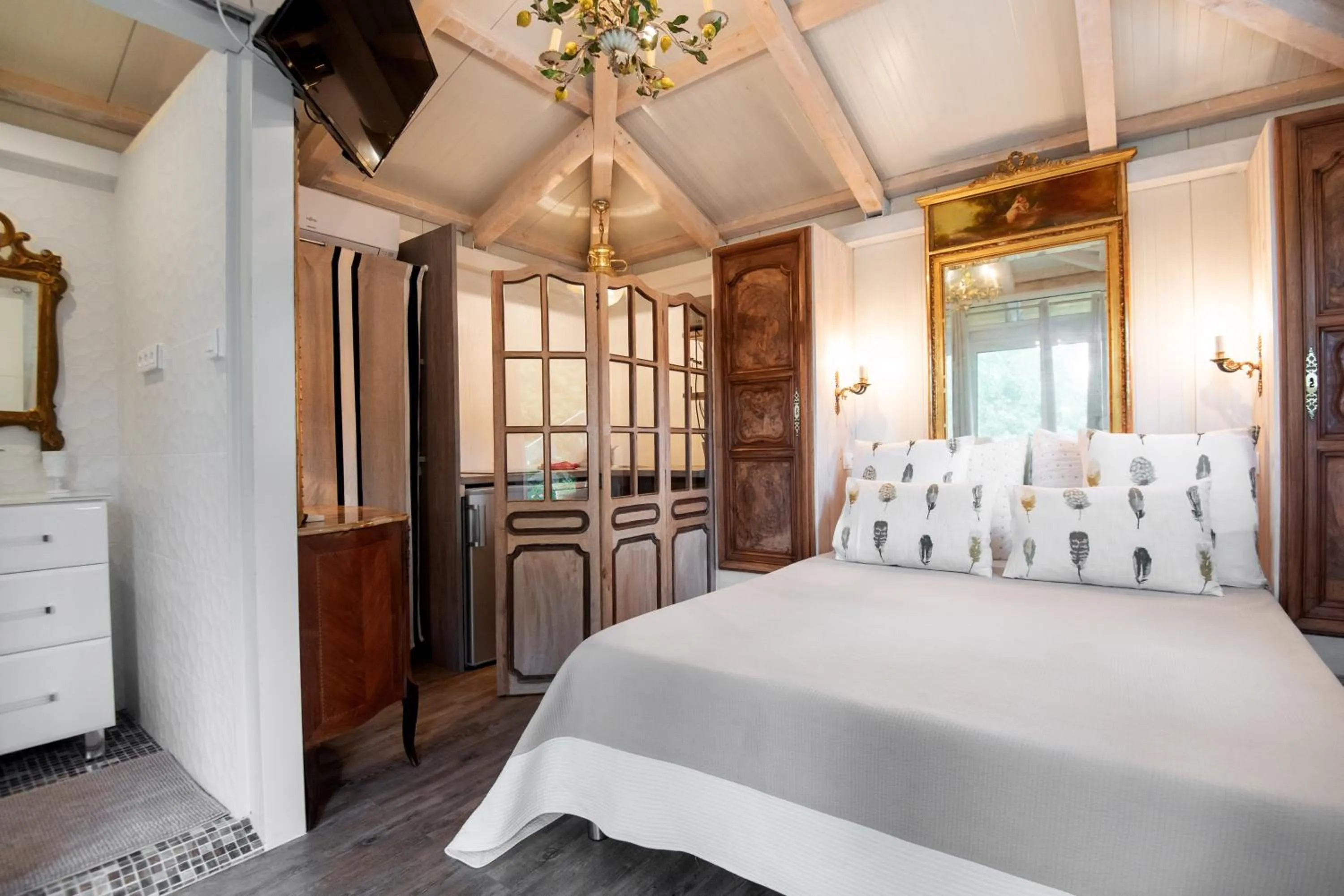 kitchen, Bed in Campo Di Fiori, Maisons de Charme