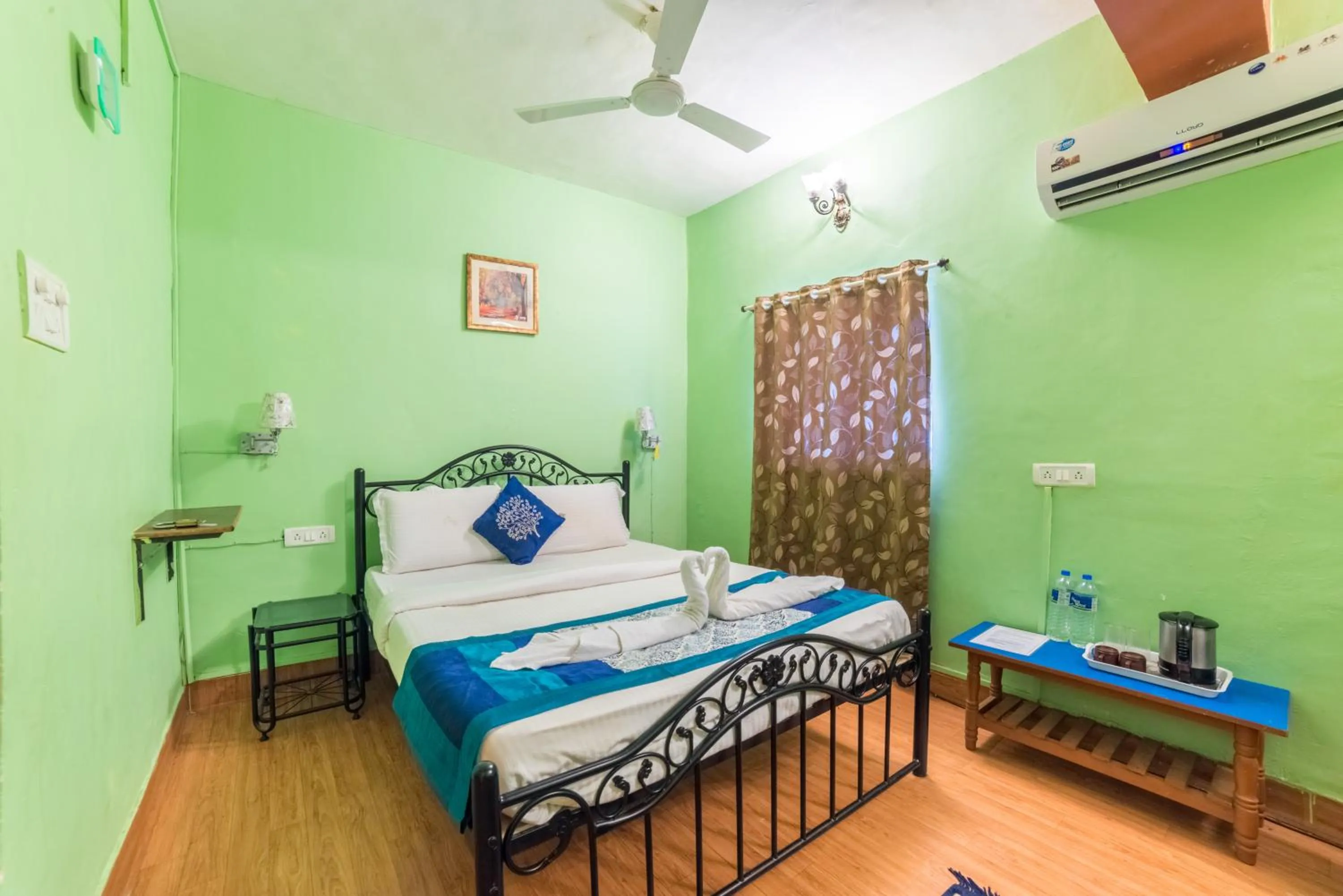 TV and multimedia, Bed in Kiara Hotel Goa