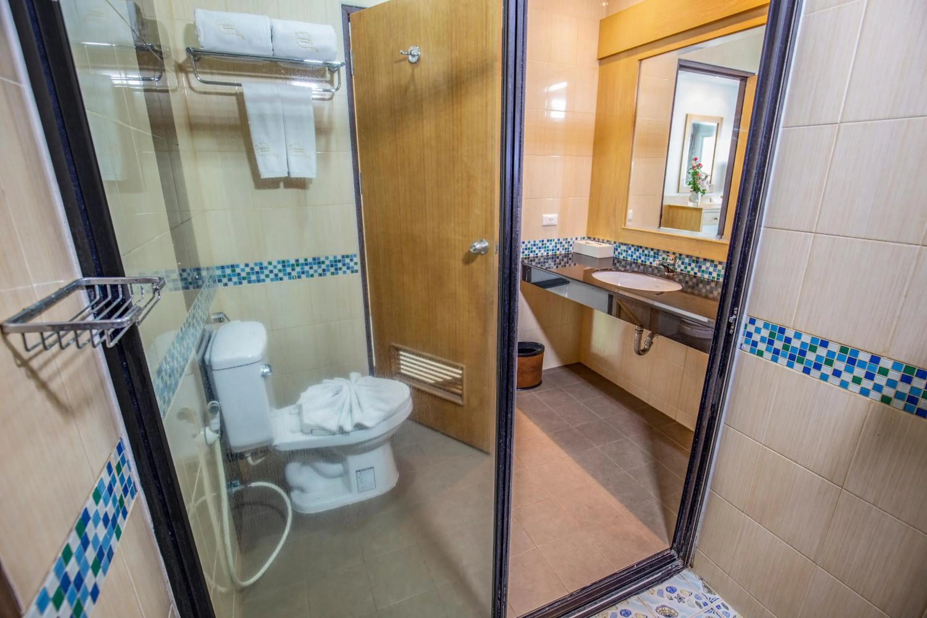 Shower in Sungthong Kamala Beach Resort