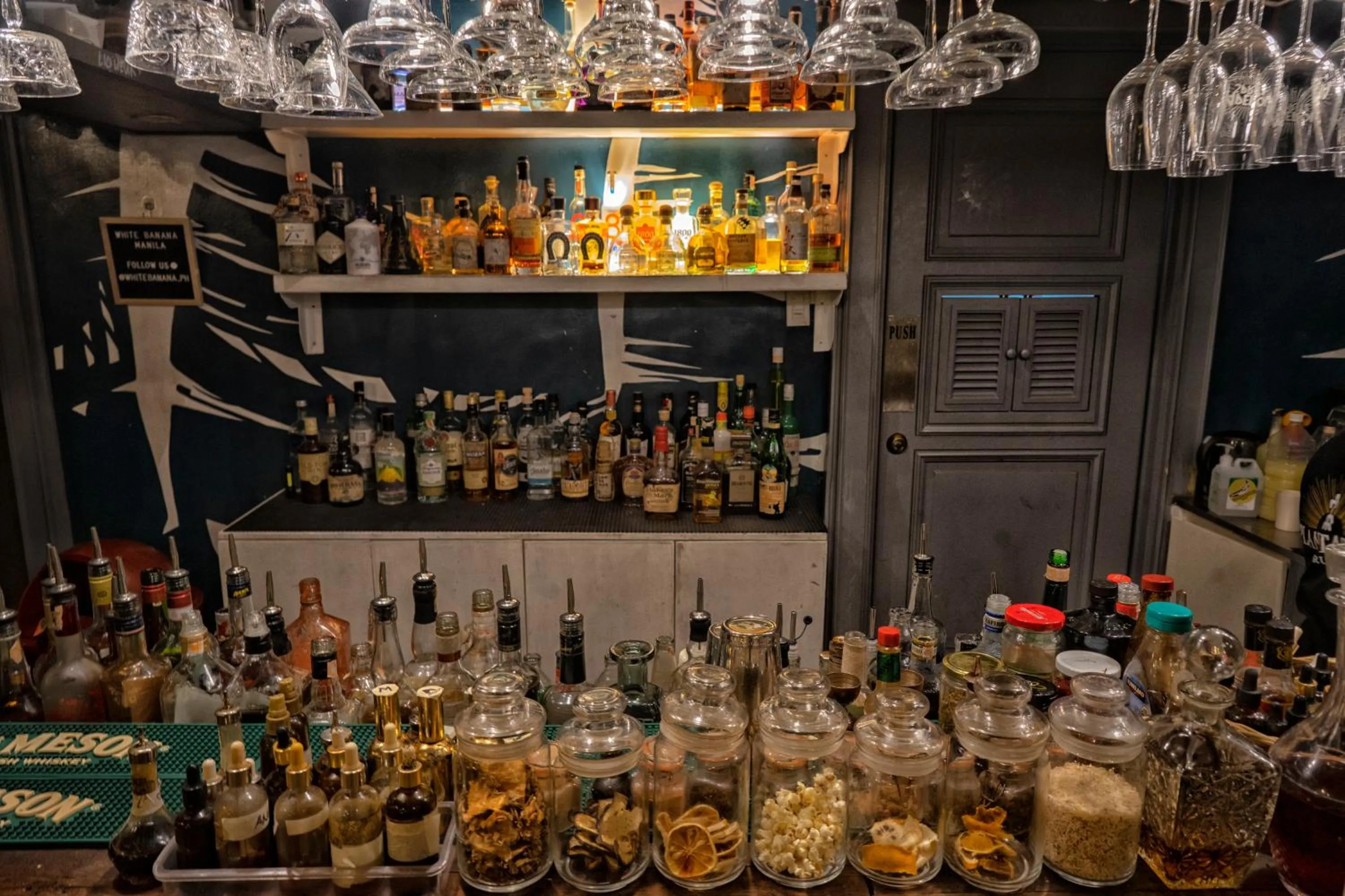 Nightclub / DJ in WHITE BANANA Manila - NEW