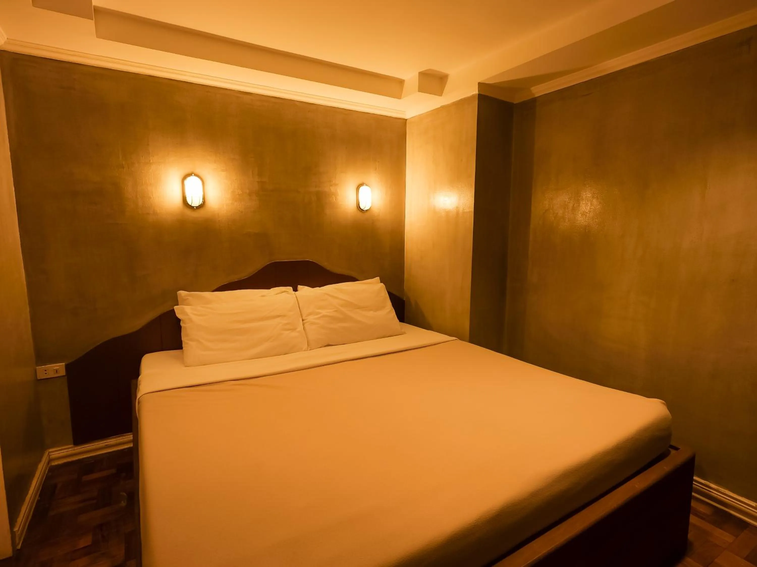 Property building, Bed in WHITE BANANA Manila - NEW