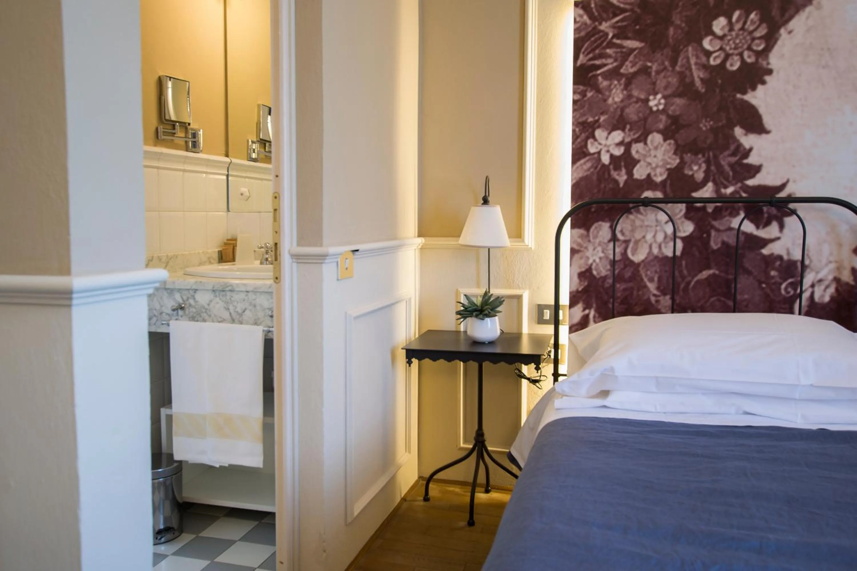 Bathroom, Bed in Locanda di Pietracupa