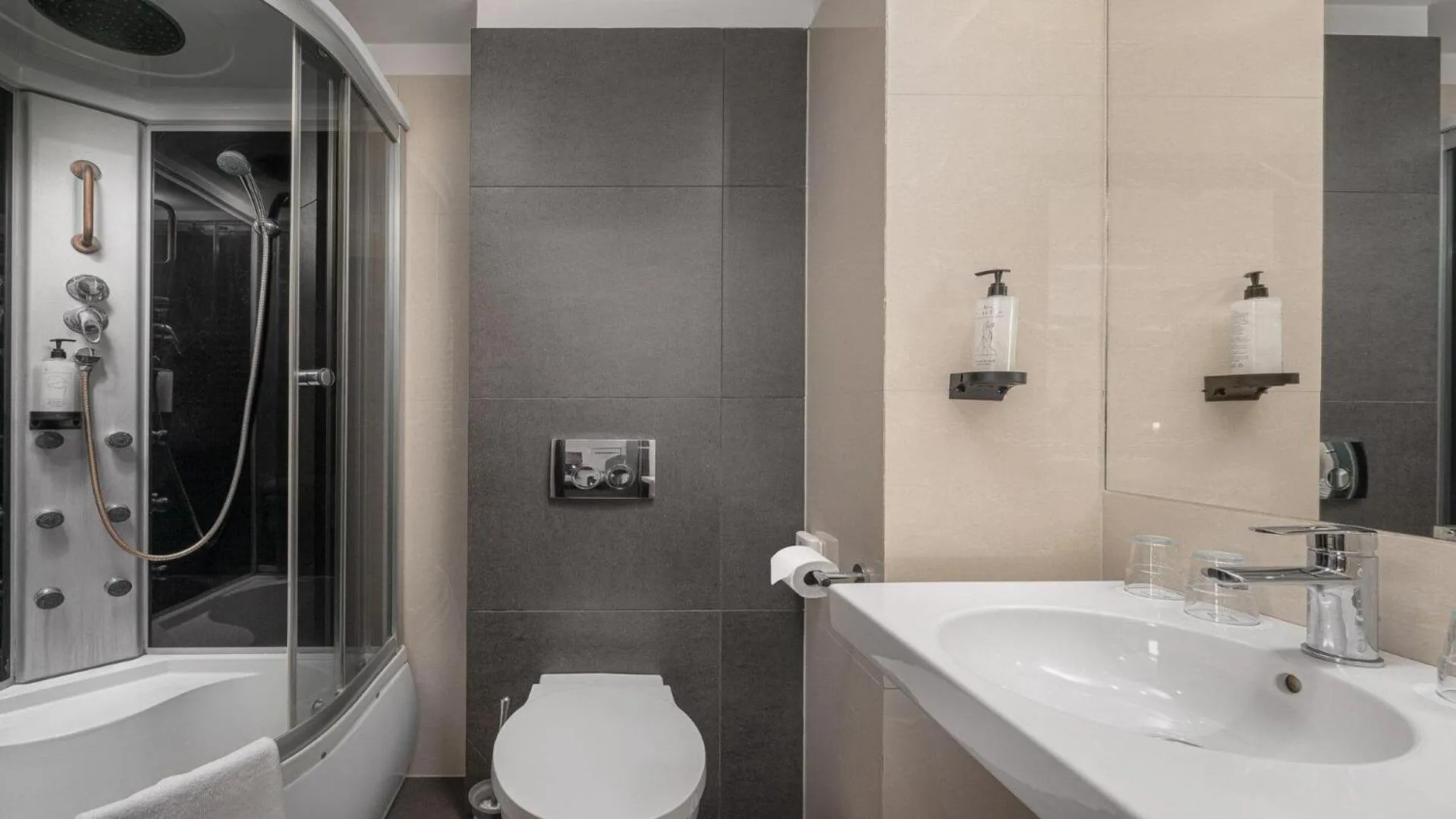 Bathroom in B&B HOTEL Bytom