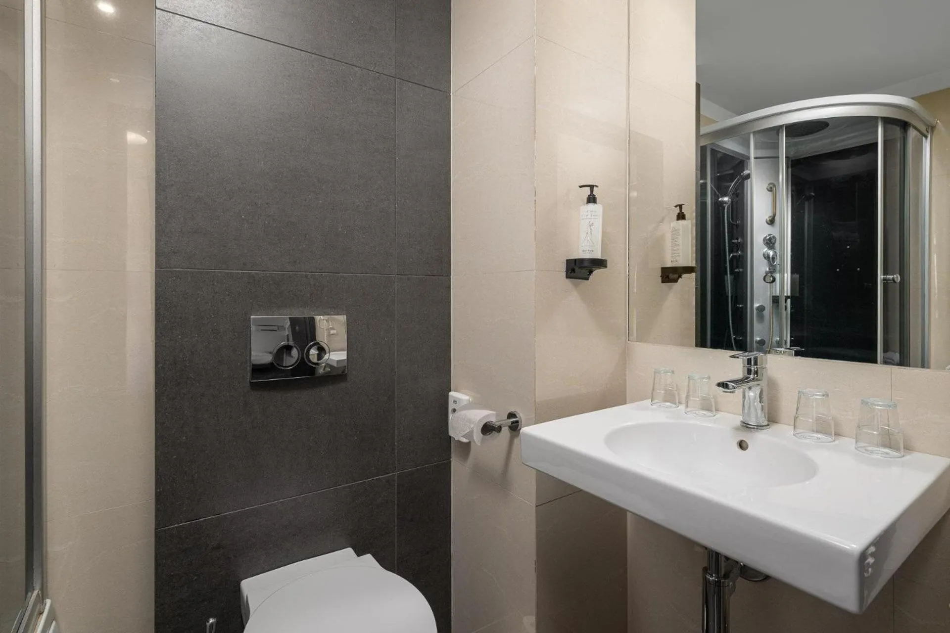 Bathroom in B&B HOTEL Bytom