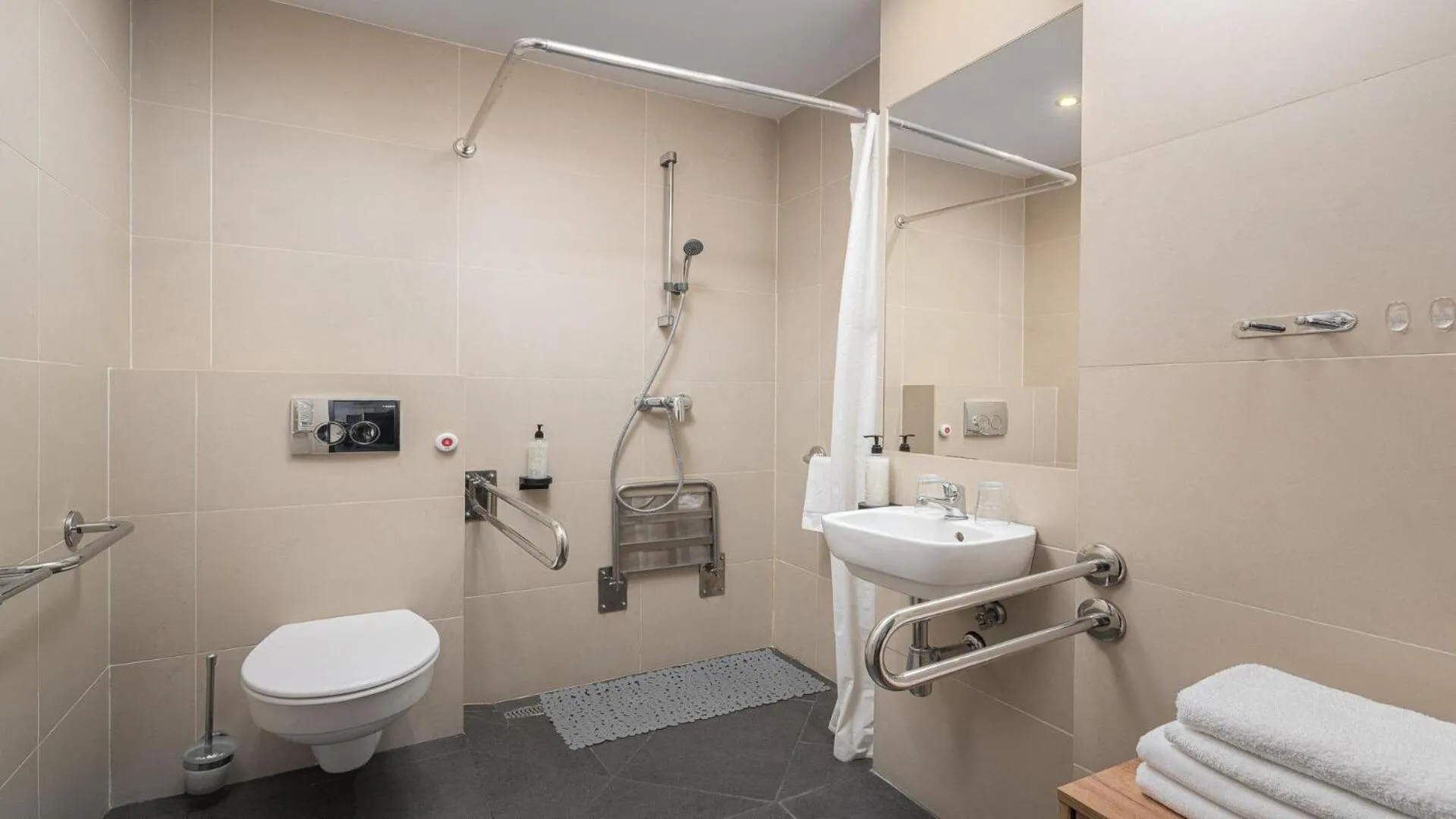 Bathroom in B&B HOTEL Bytom