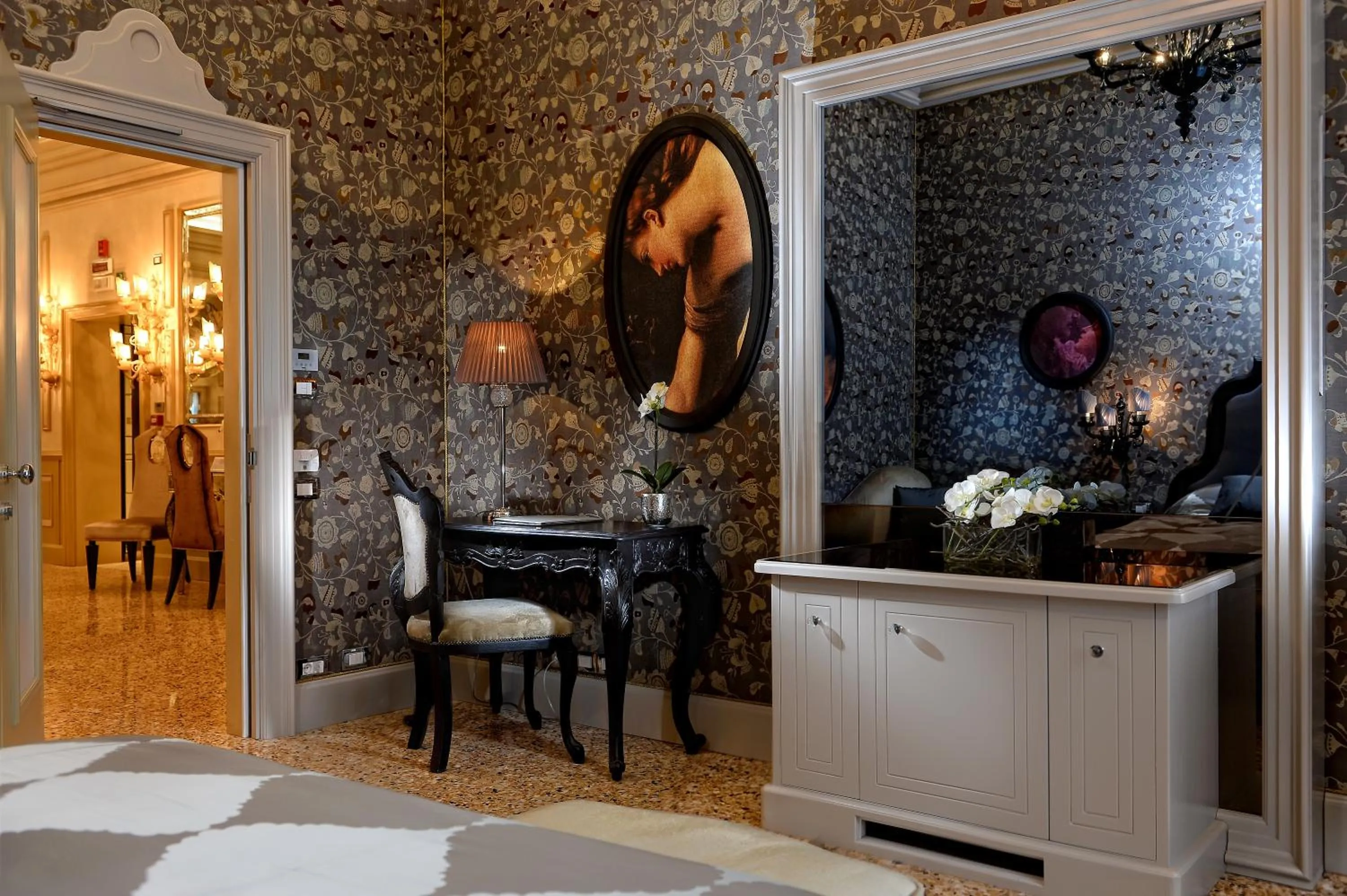 TV and multimedia, Bed in Hotel Palazzetto Madonna