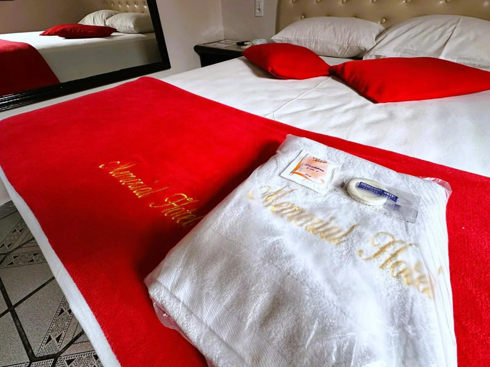 Bedroom, Bed in Memorial Hotel