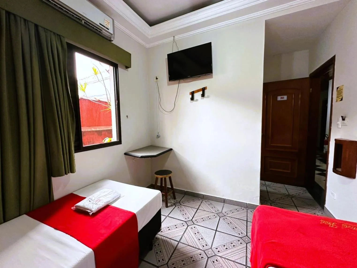 Bedroom, Bed in Memorial Hotel