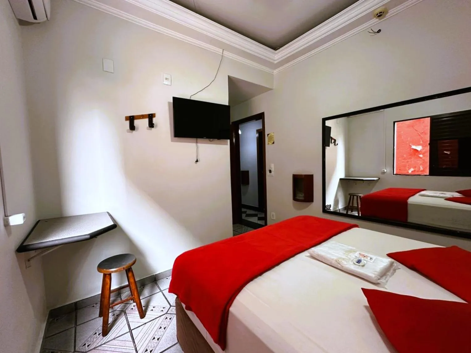 Bedroom, Bed in Memorial Hotel