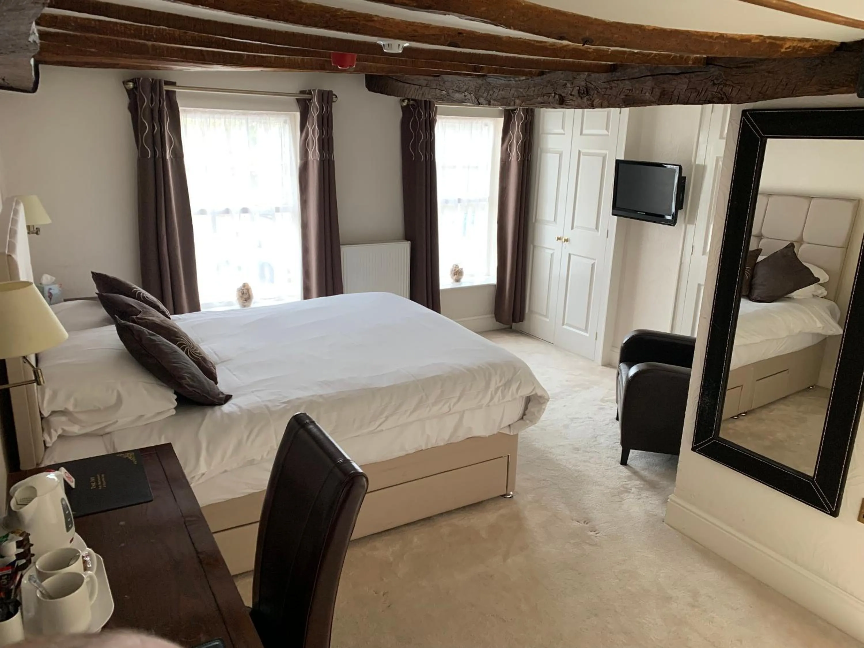 Deluxe Double Room with Bath in The Ivy