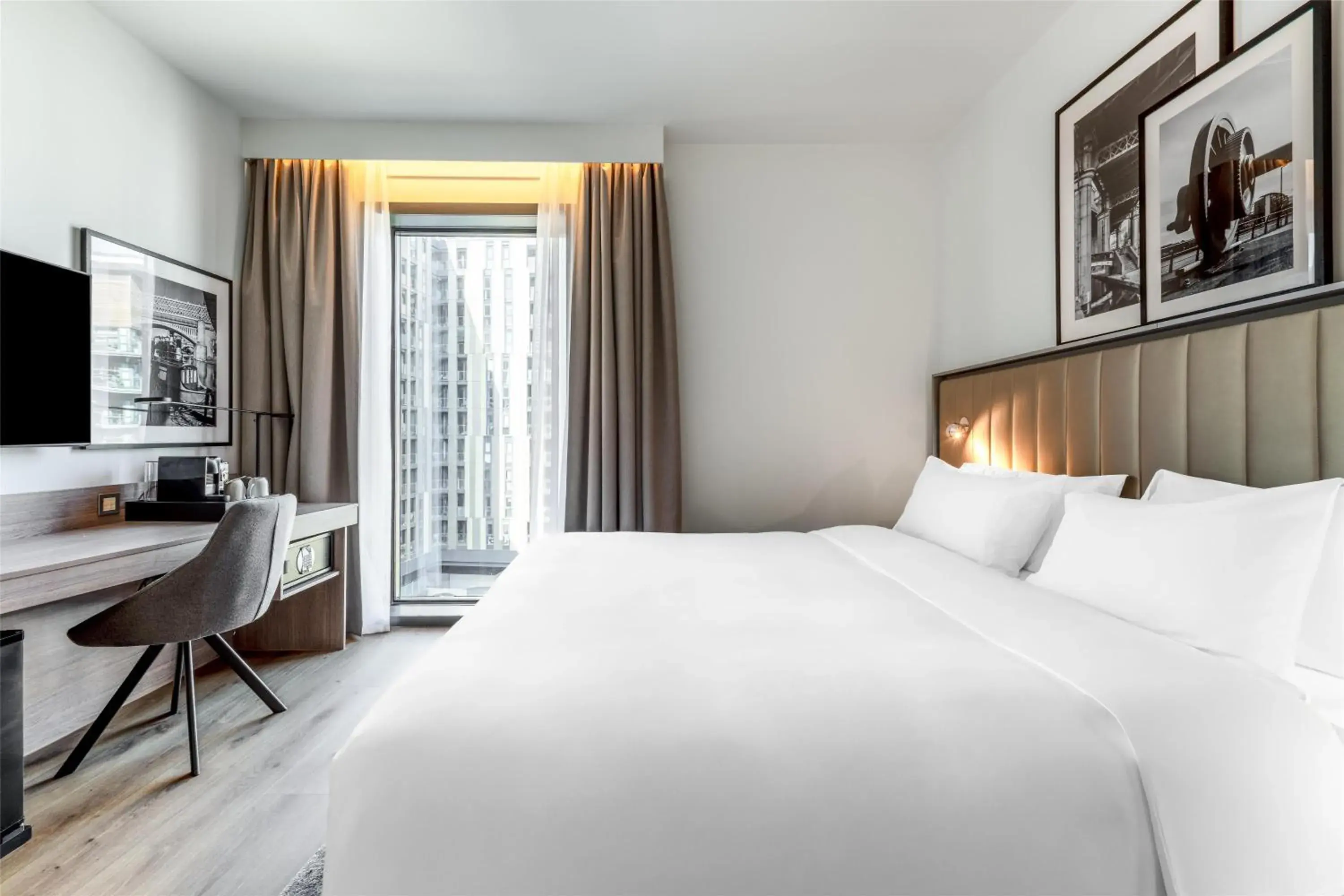 Bedroom, Bed in Radisson Hotel Manchester City Centre, A Verified Net Zero Hotel Bedroom, Bed in Radisson Hotel Manchester City Centre, A Verified Net Zero Hotel