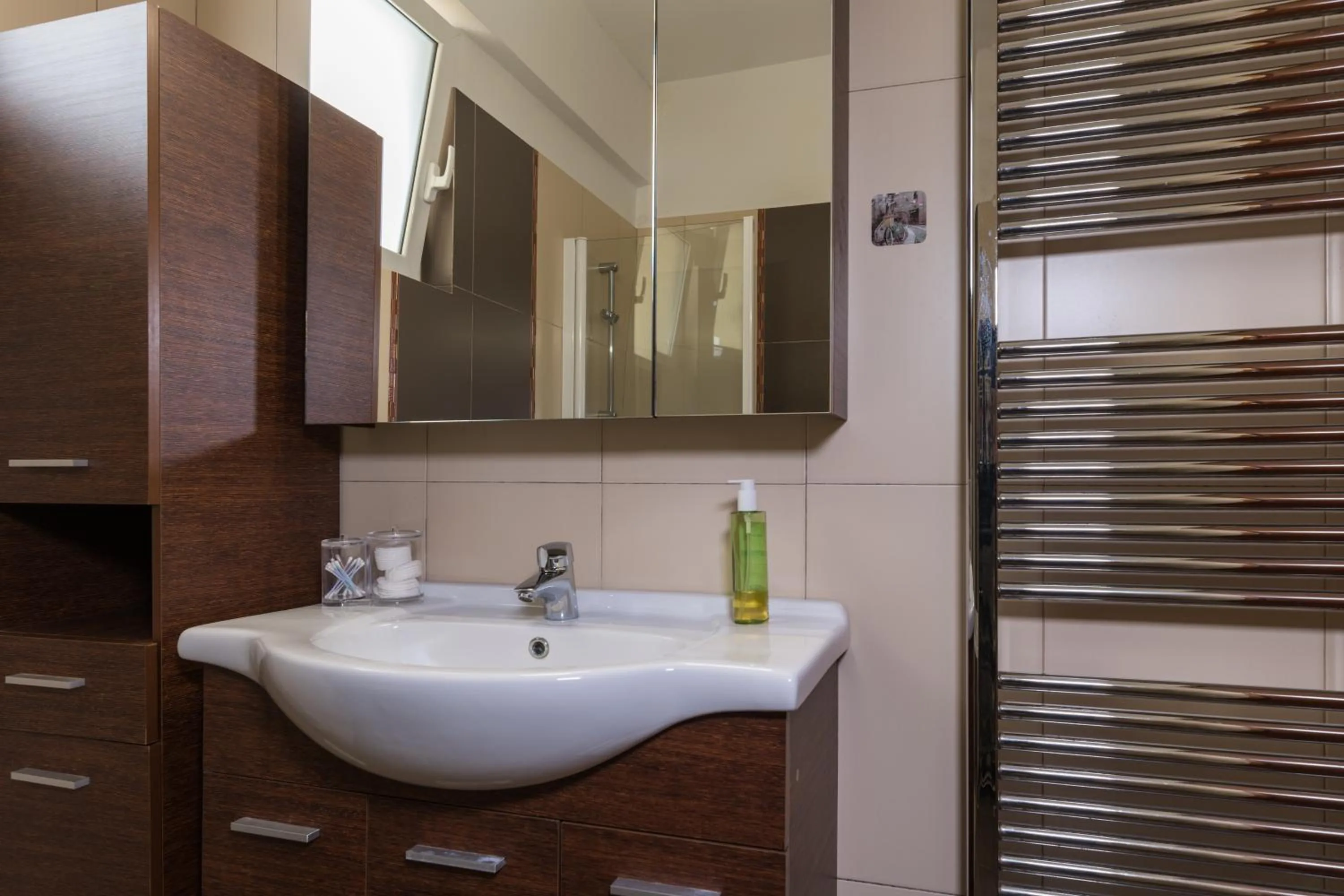 Bathroom in Alexander Apartments Airport