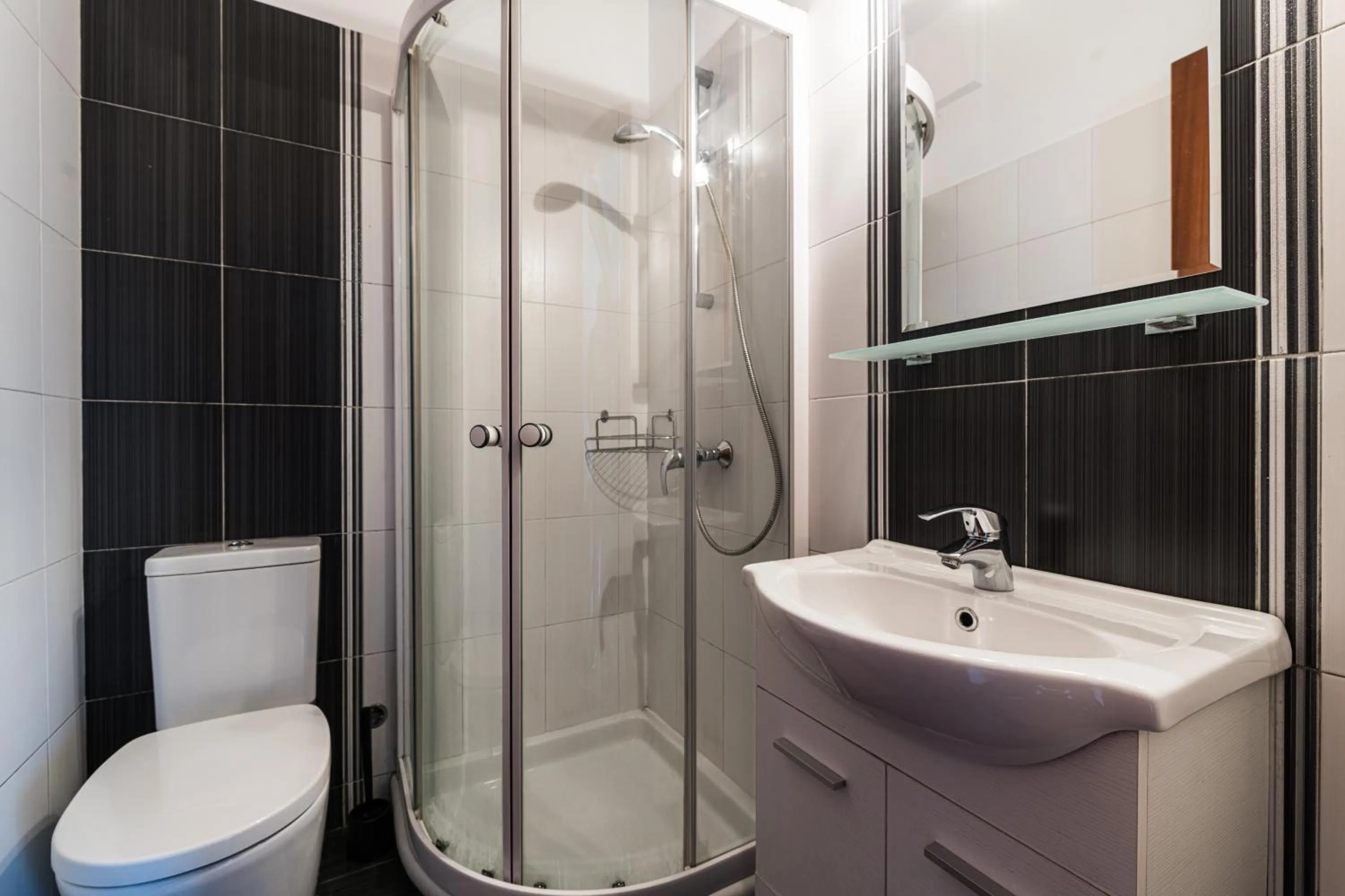 Shower in Alexander Apartments Airport