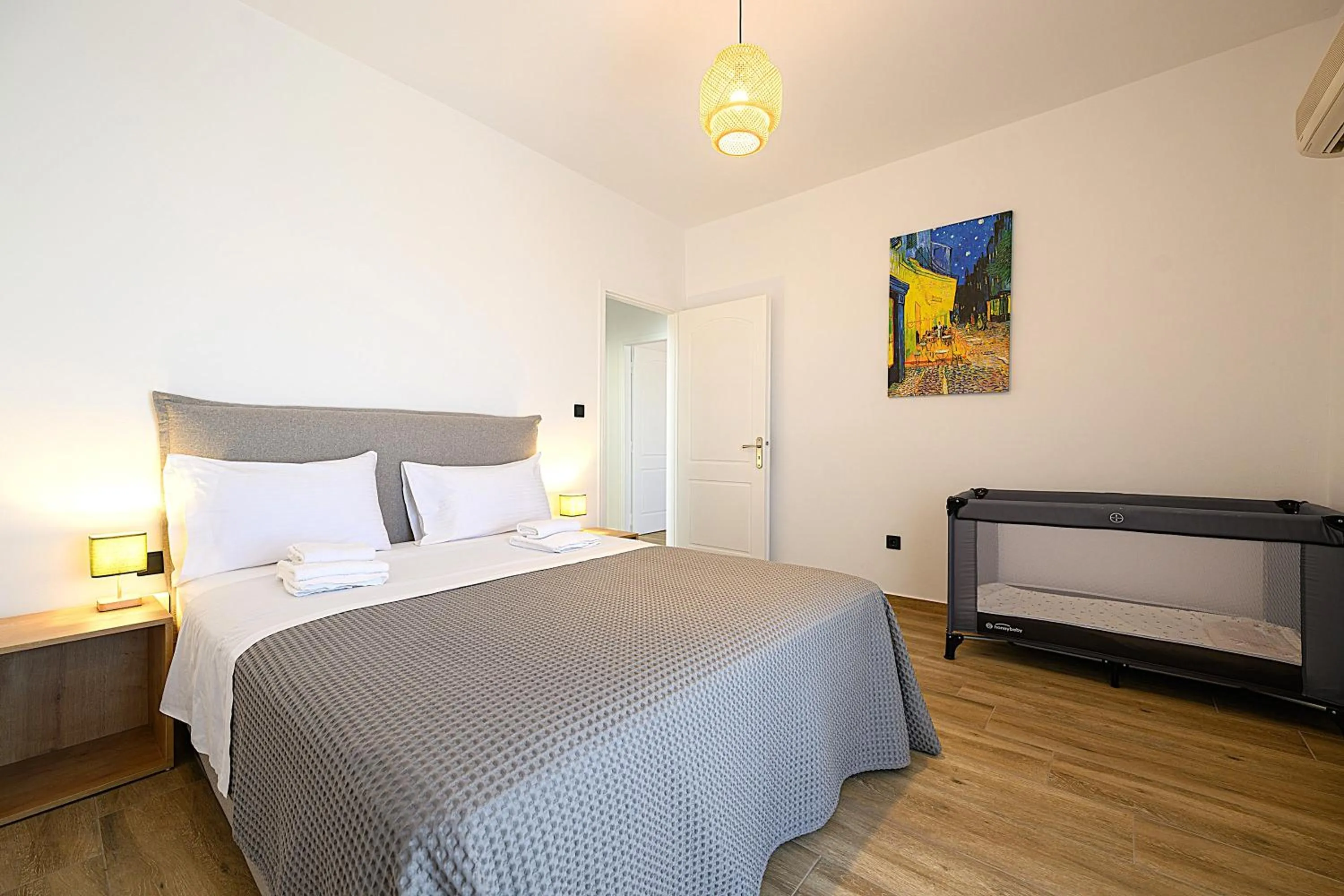 Bed in Alexander Apartments Airport