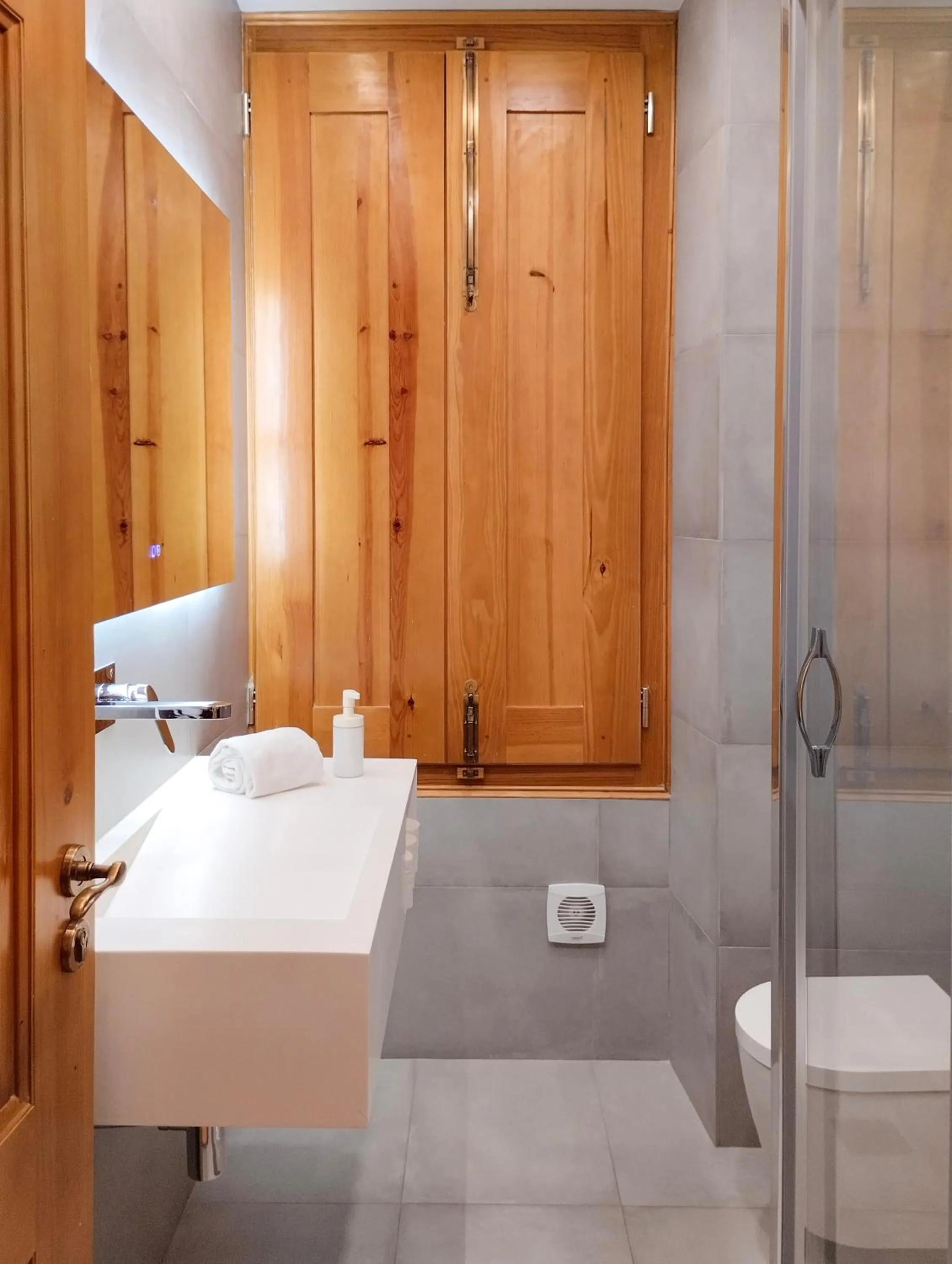 Bathroom, Bed in Varandas de Lisboa - Tejo River Apartments & Rooms