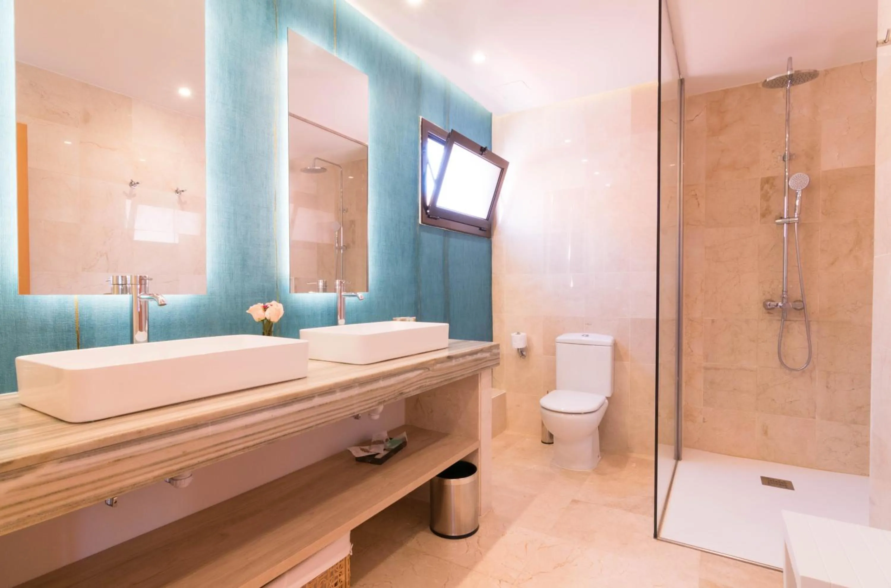 Shower in Serenity Amadores