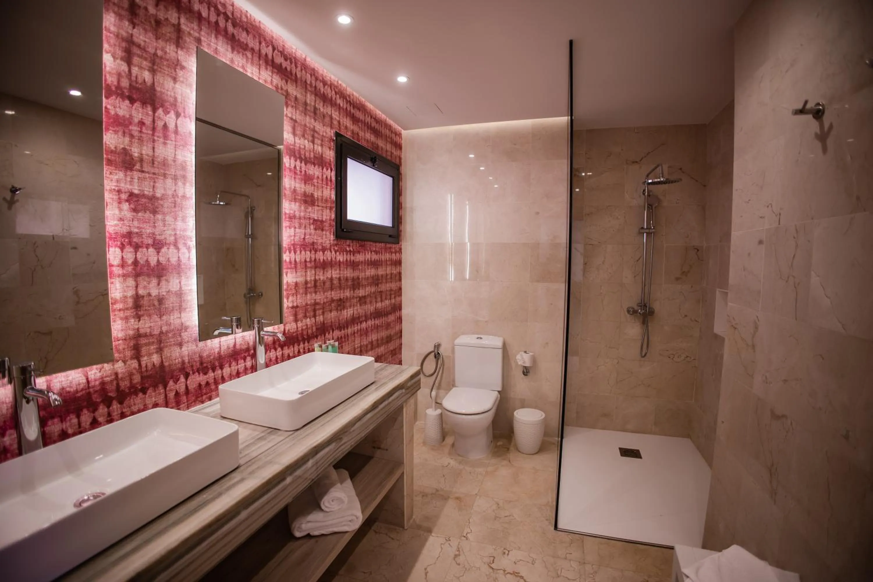 Shower in Serenity Amadores