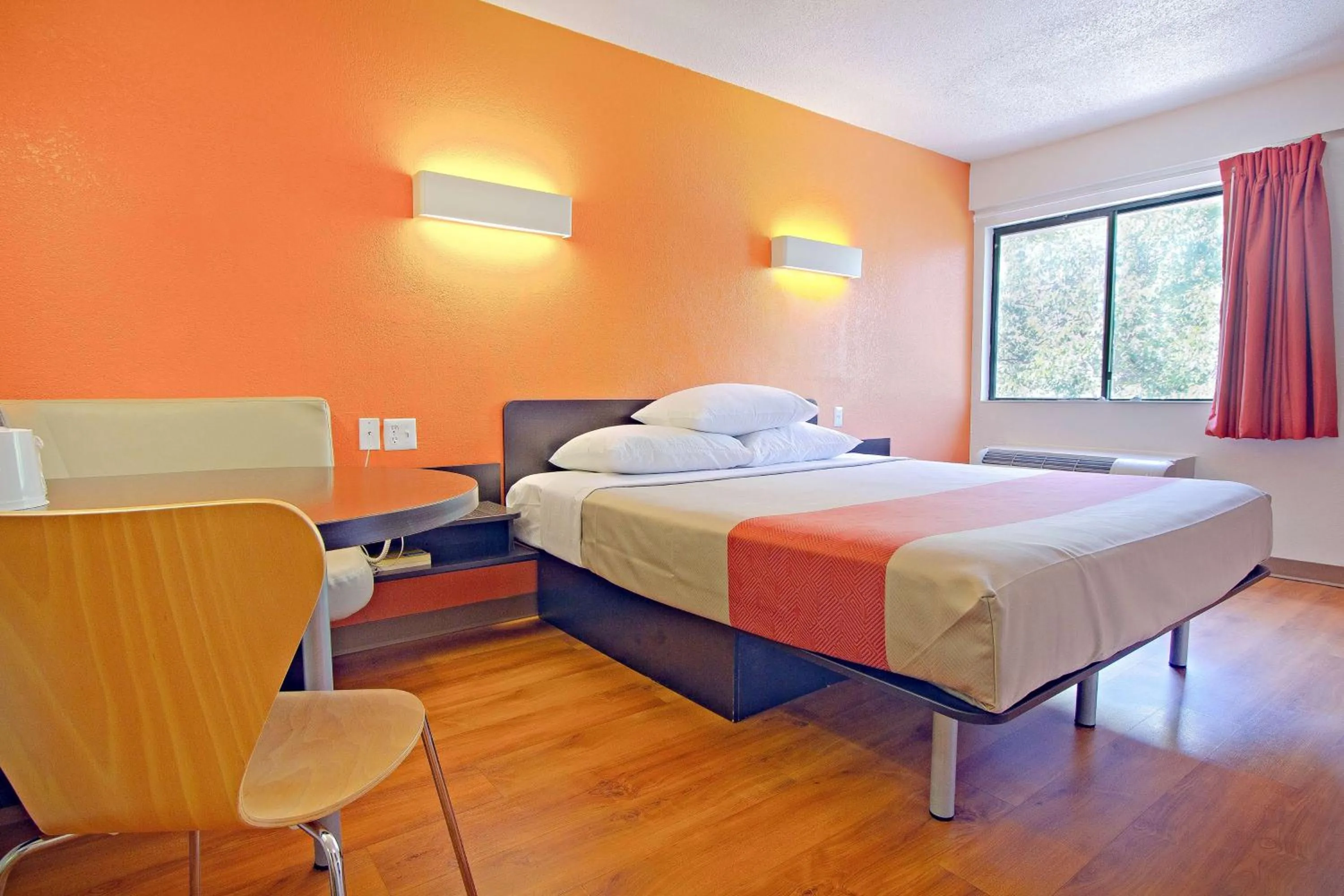 Seating area, Bed in Motel 6-East Brunswick, NJ