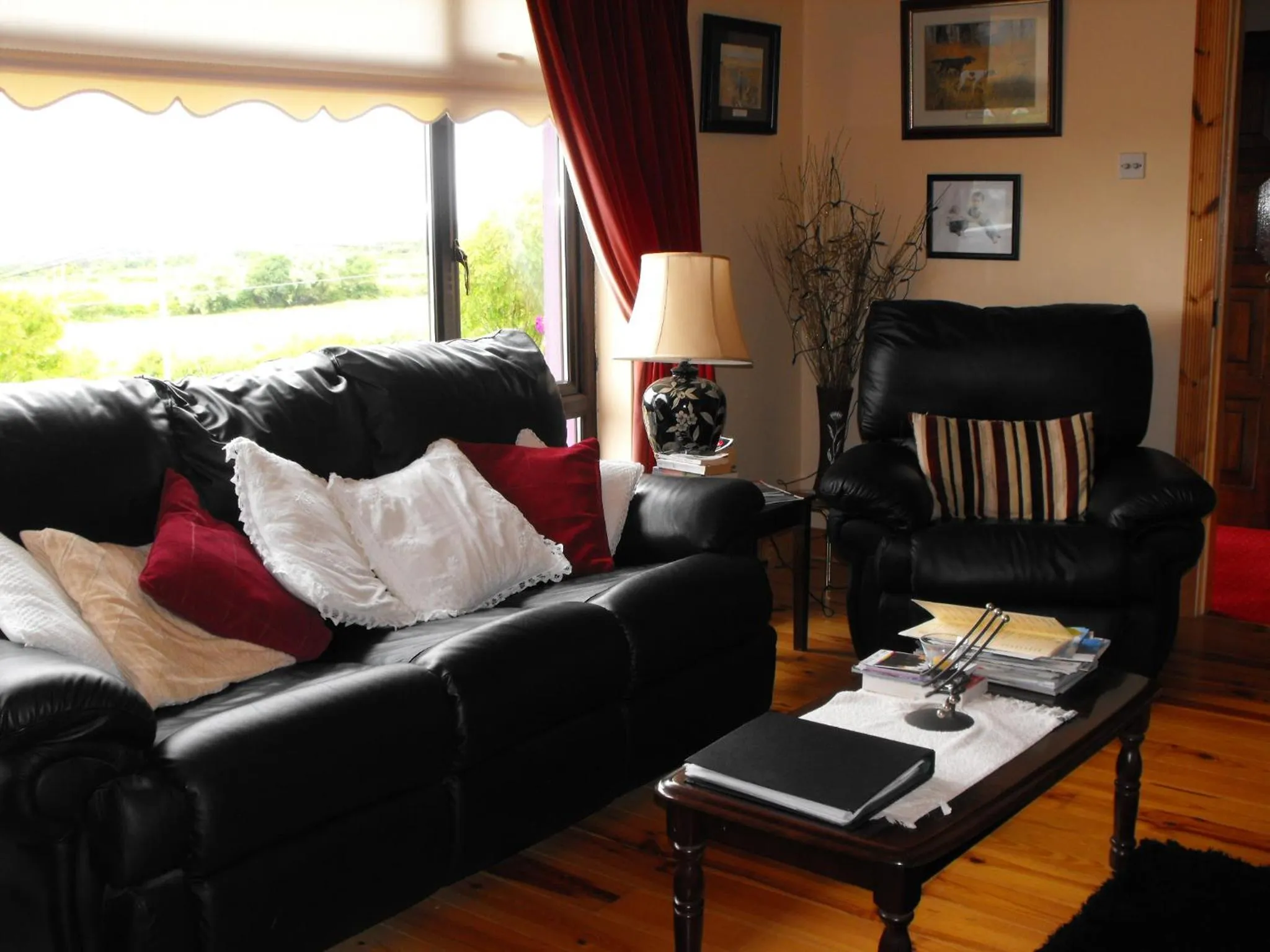 Communal lounge/ TV room in Mount Edward Lodge