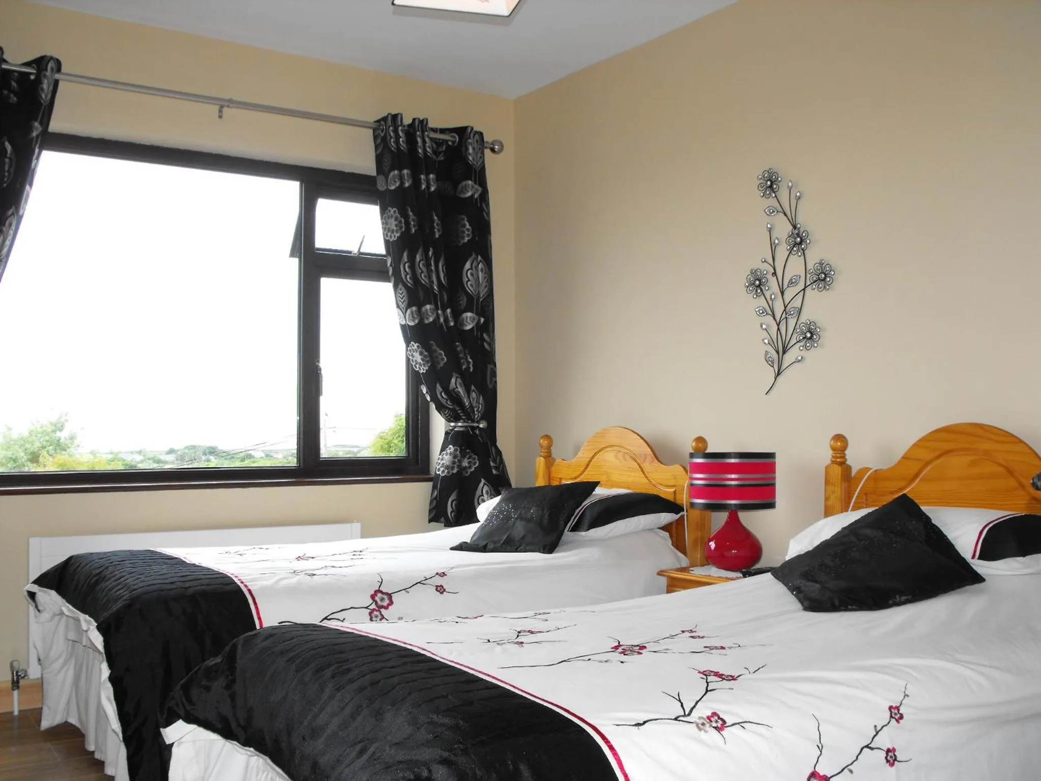 Garden view, Bed in Mount Edward Lodge