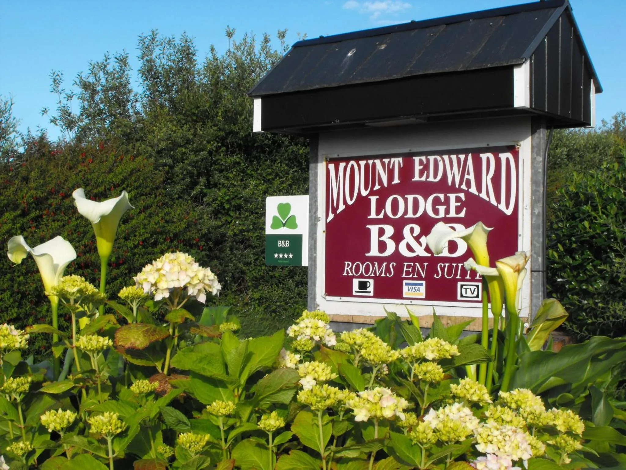 Property logo or sign in Mount Edward Lodge