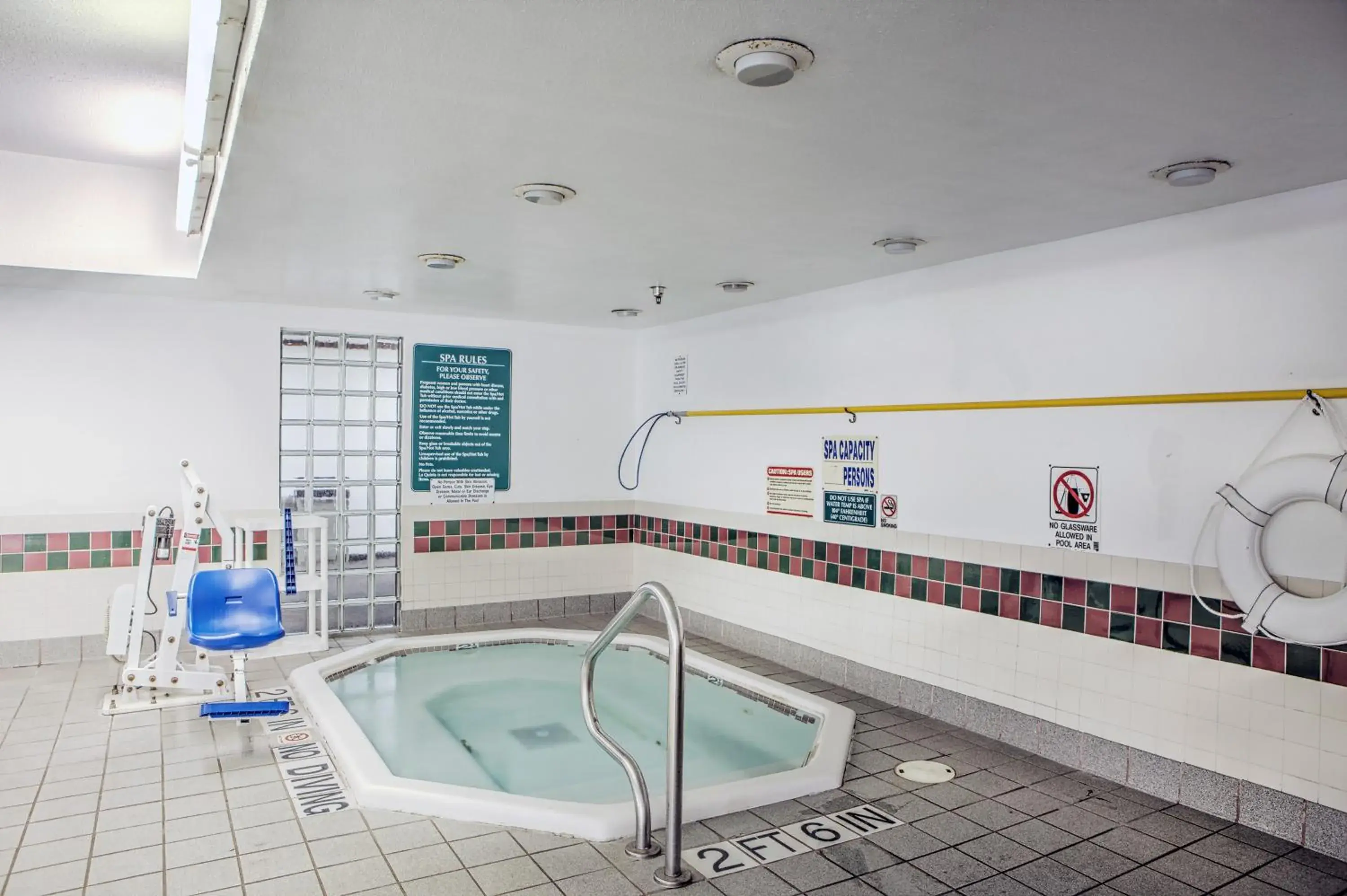 Swimming pool in Motel 6-Dallas, TX - Northwest Swimming pool in Motel 6-Dallas, TX - Northwest