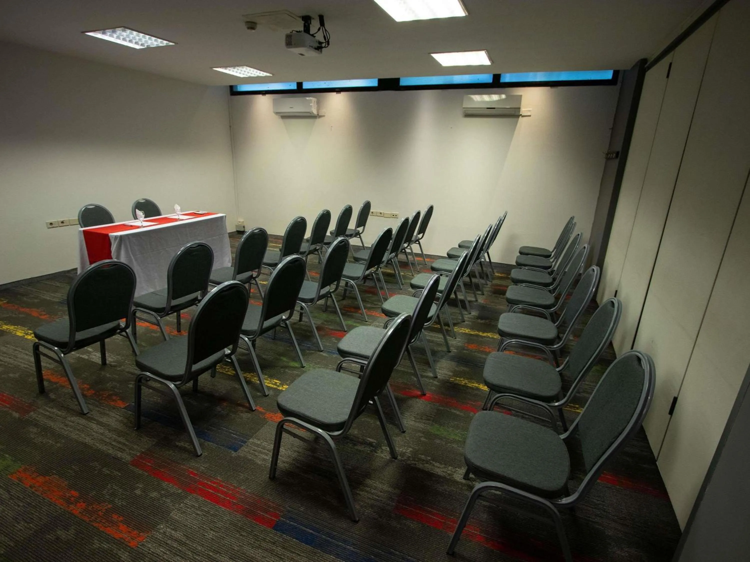 Meeting/conference room in ibis Montevideo Rambla