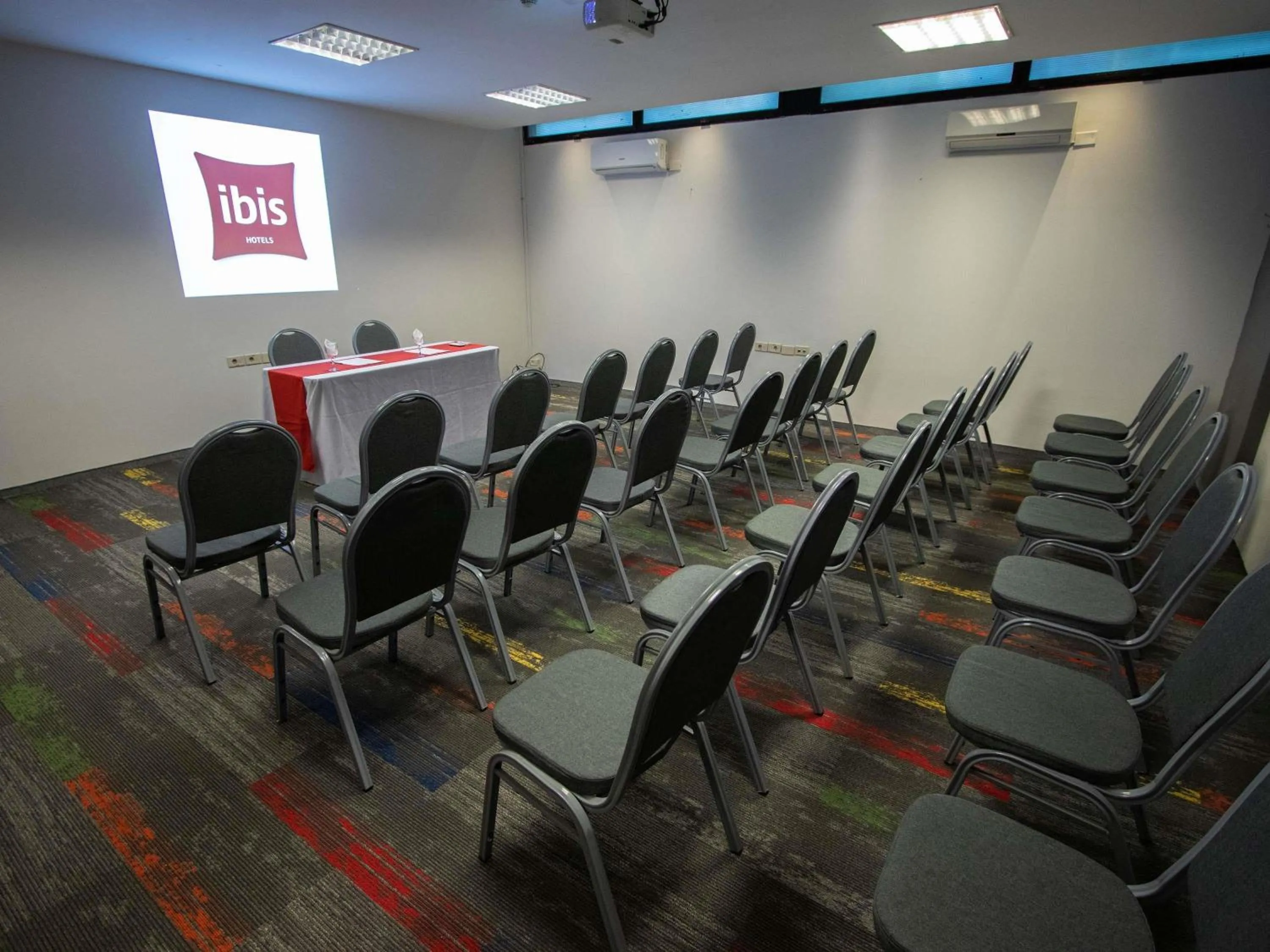 Meeting/conference room in ibis Montevideo Rambla