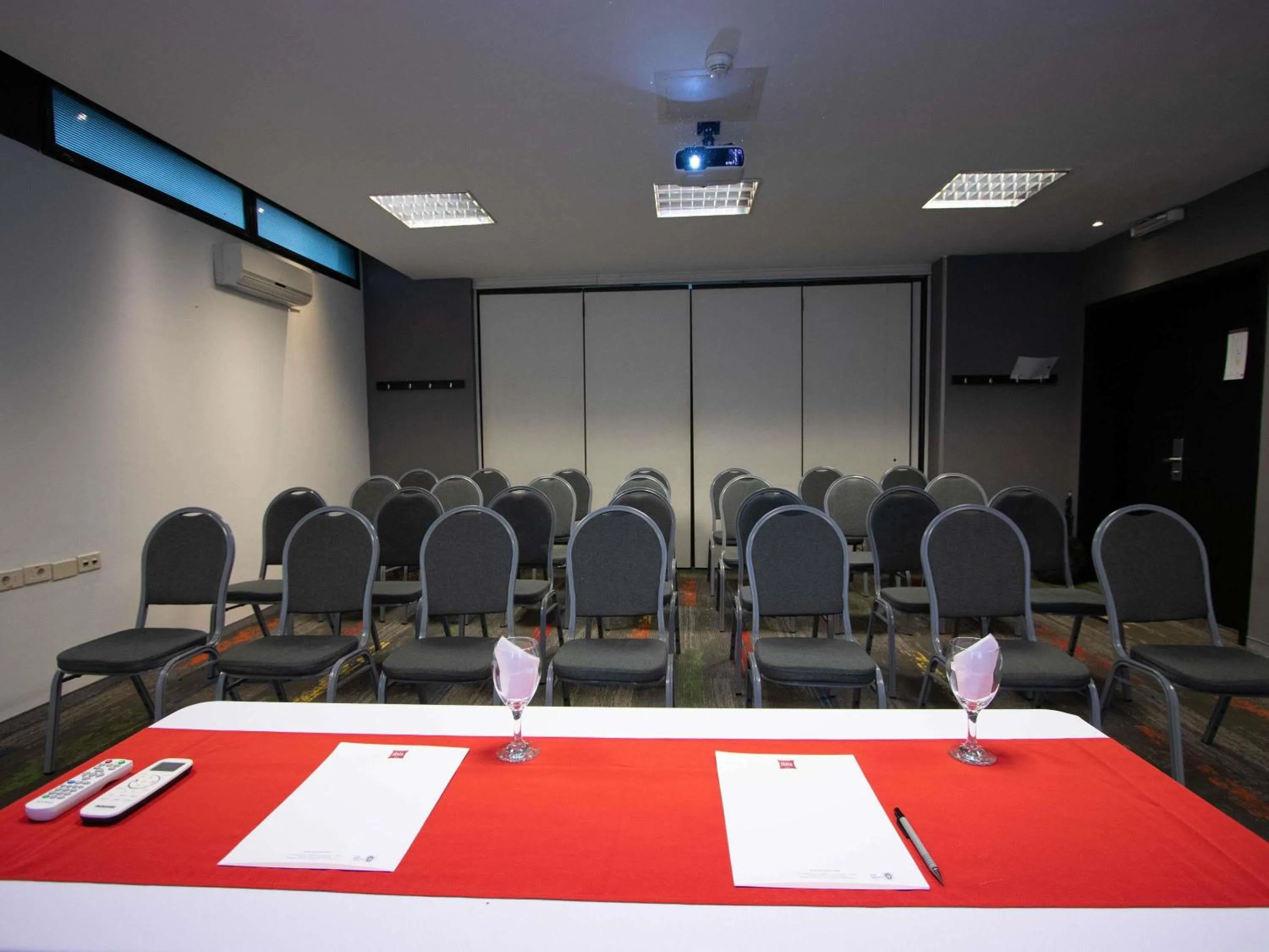 Meeting/conference room in ibis Montevideo Rambla