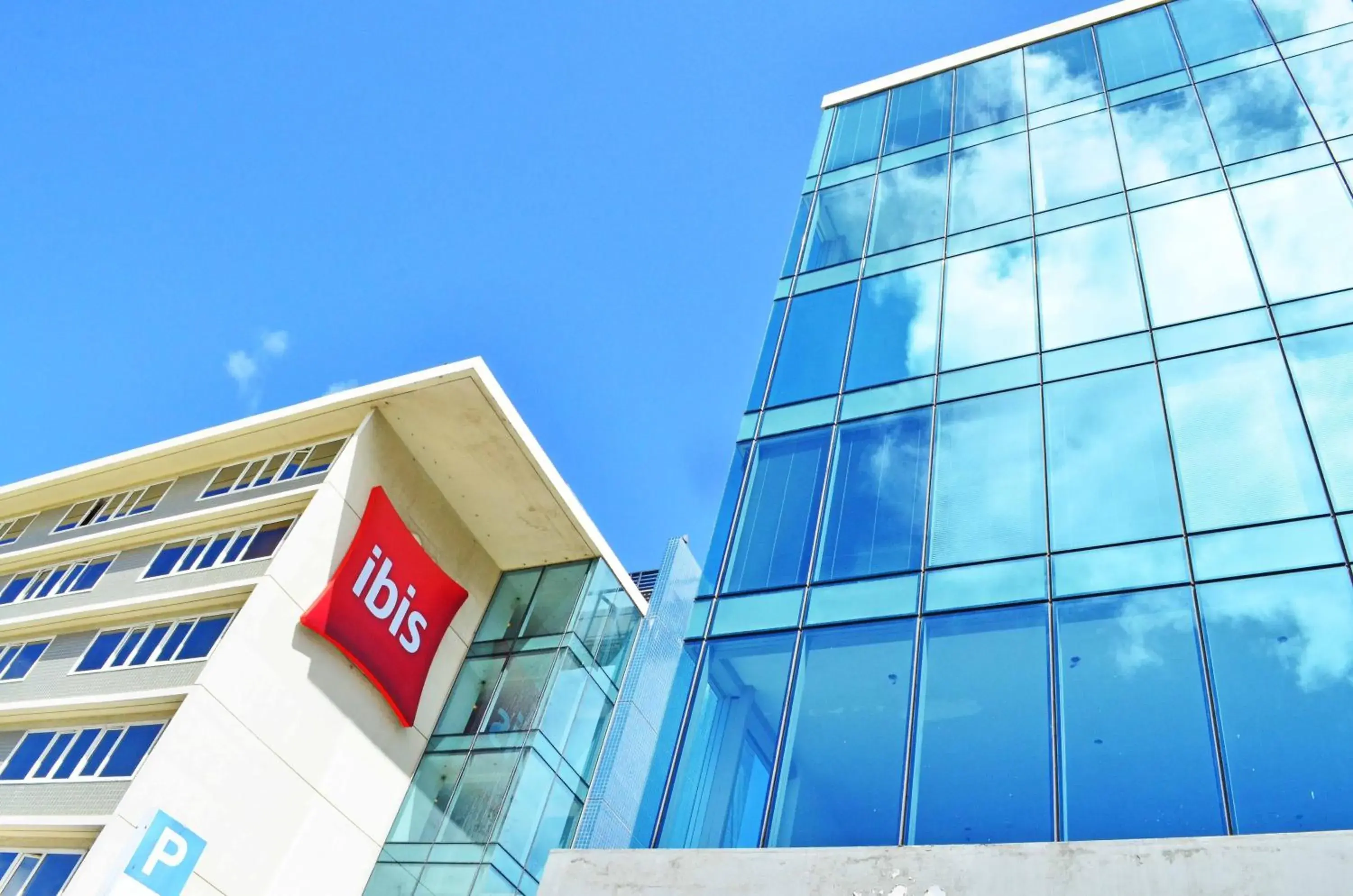 Facade/entrance in ibis Montevideo Rambla Facade/entrance in ibis Montevideo Rambla