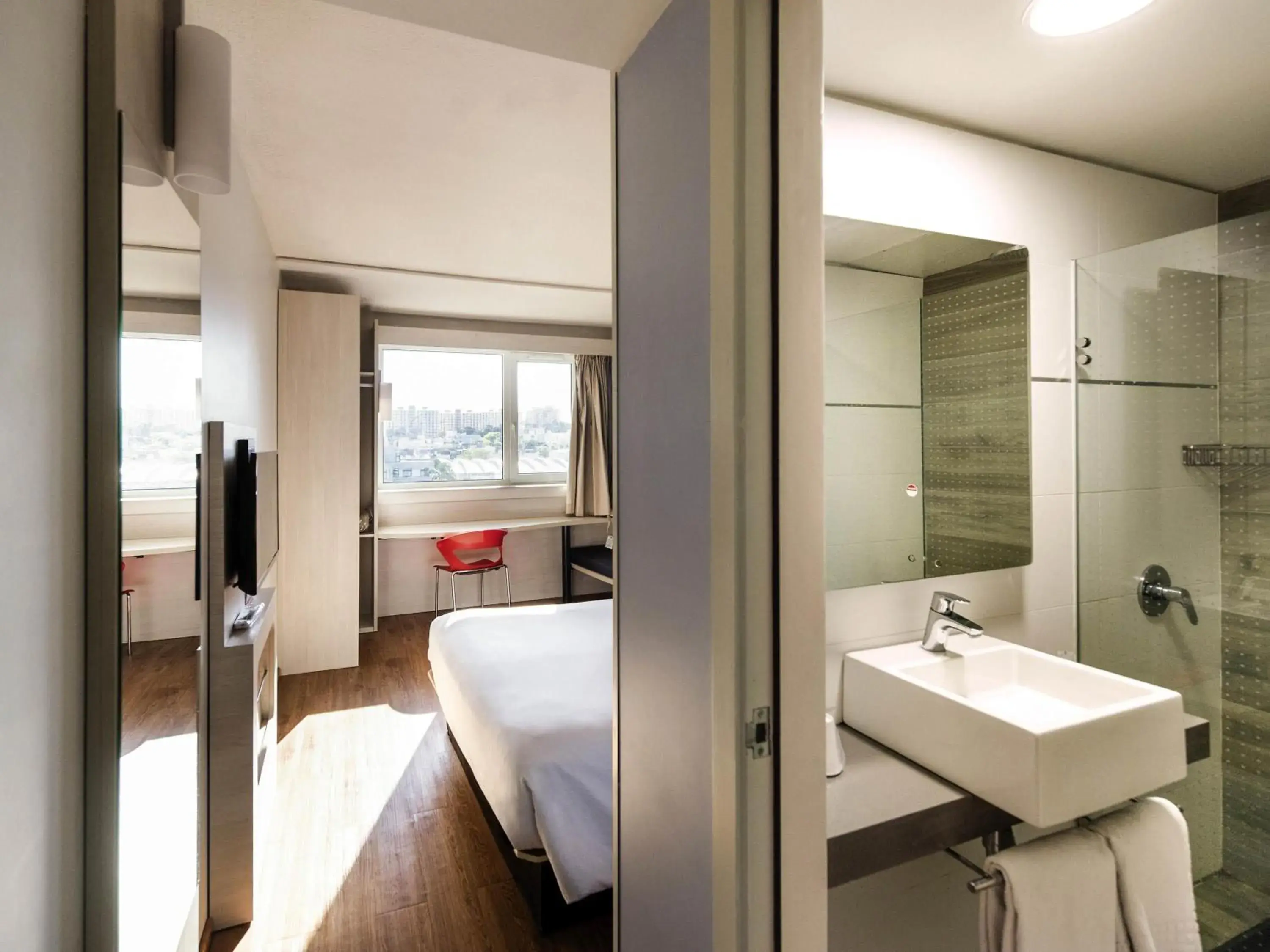 Bedroom, Bed in ibis Montevideo Rambla Bedroom, Bed in ibis Montevideo Rambla