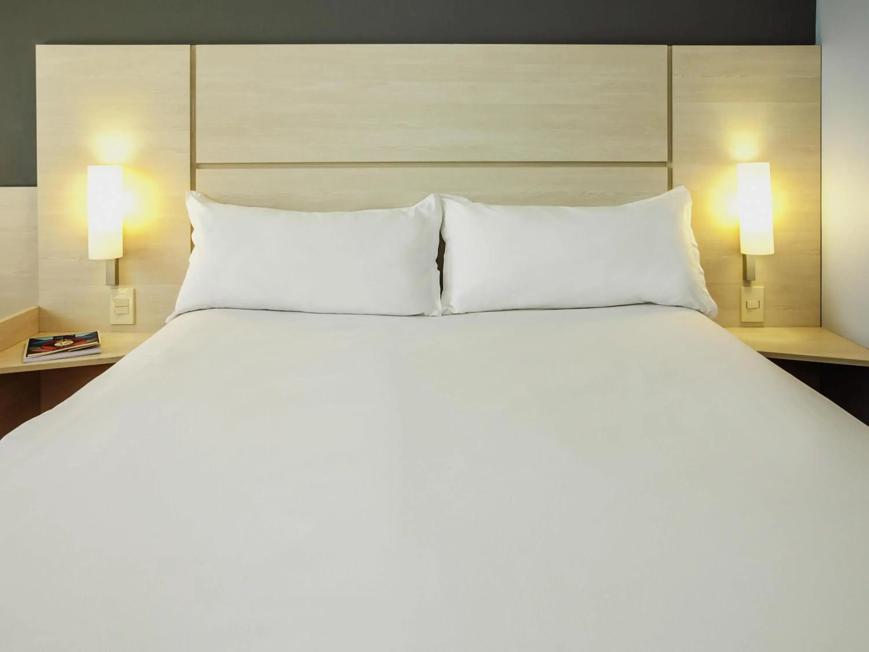 Bedroom, Bed in ibis Montevideo Rambla Bedroom, Bed in ibis Montevideo Rambla