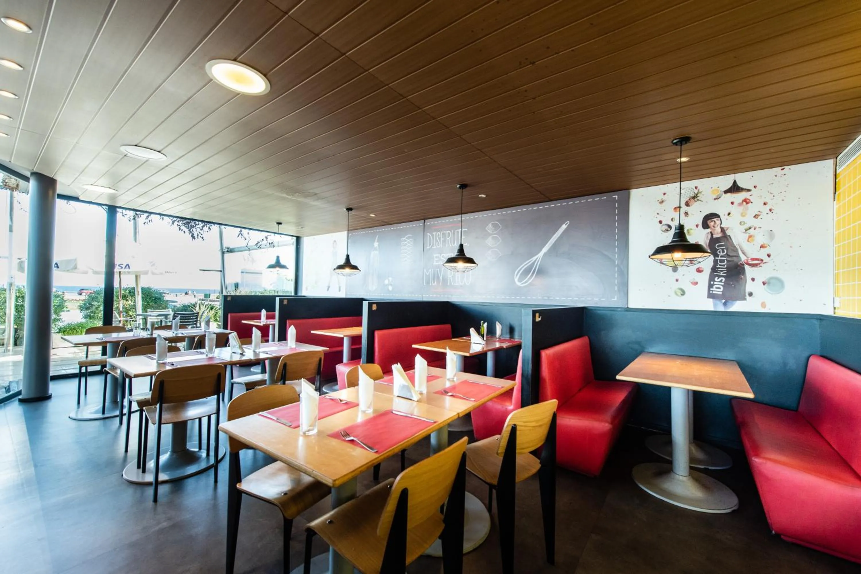 Restaurant/places to eat in ibis Montevideo Rambla