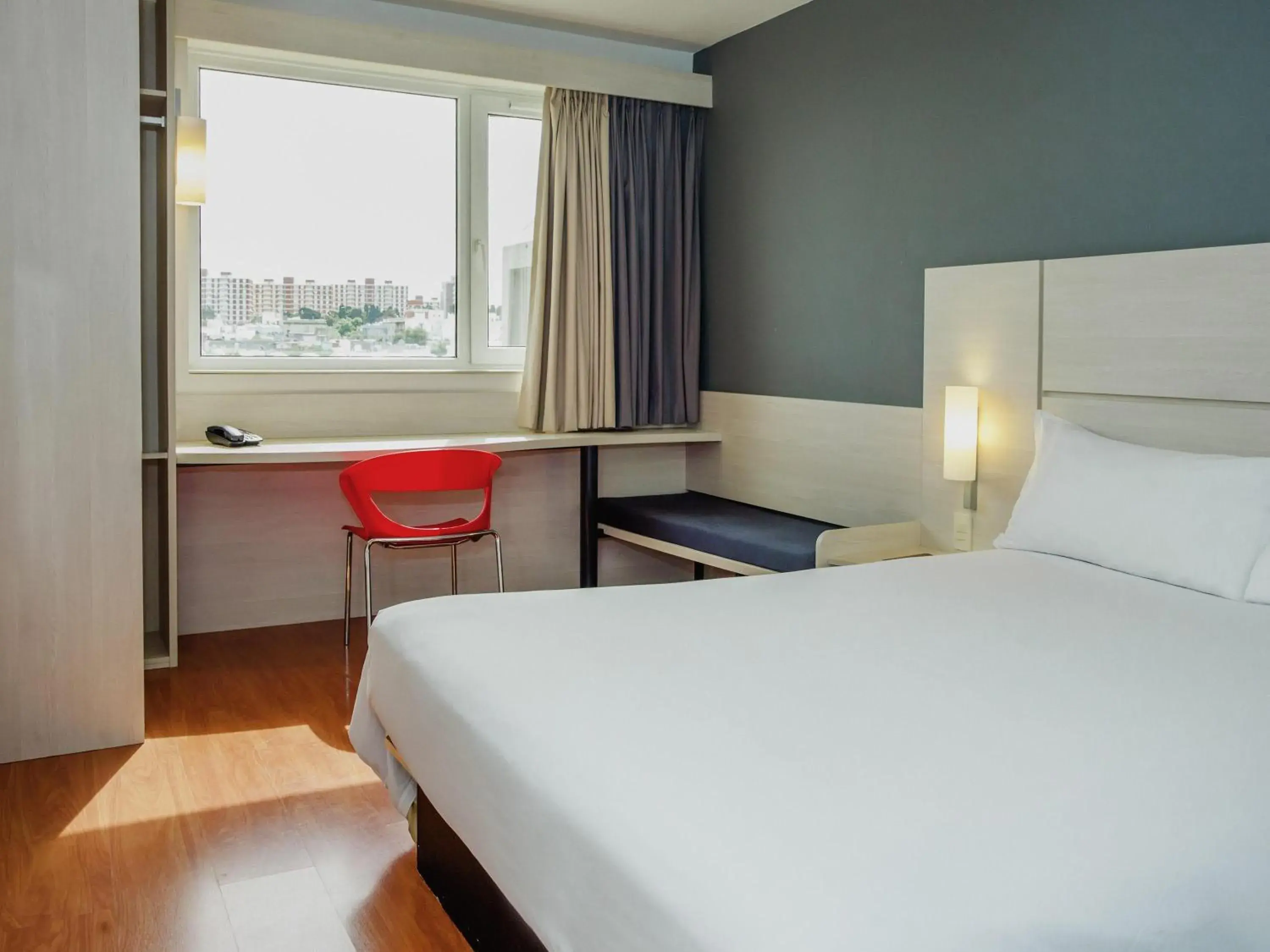 Bedroom, Bed in ibis Montevideo Rambla Bedroom, Bed in ibis Montevideo Rambla