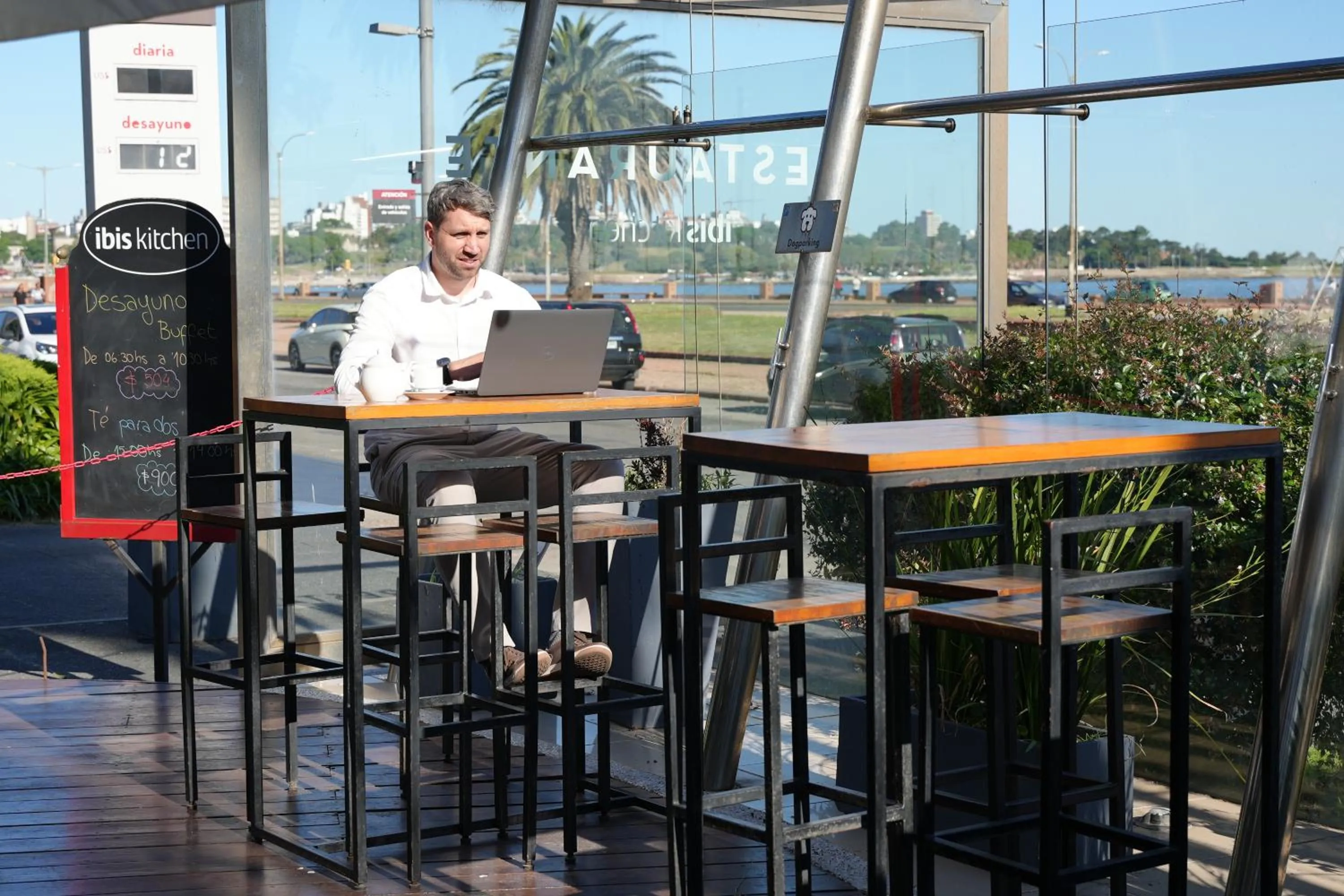 Restaurant/places to eat in ibis Montevideo Rambla