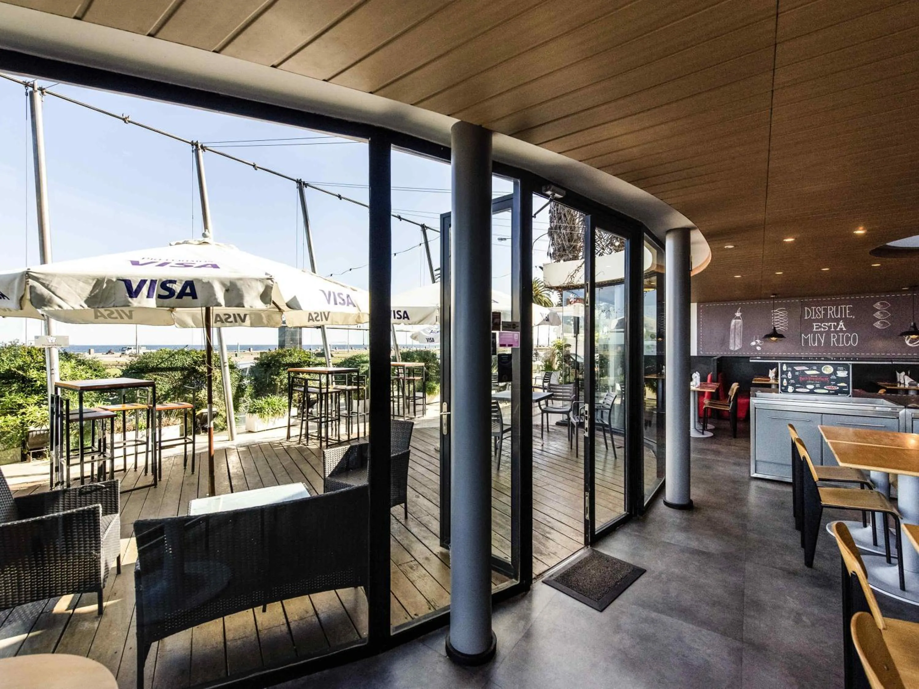 Restaurant/places to eat in ibis Montevideo Rambla