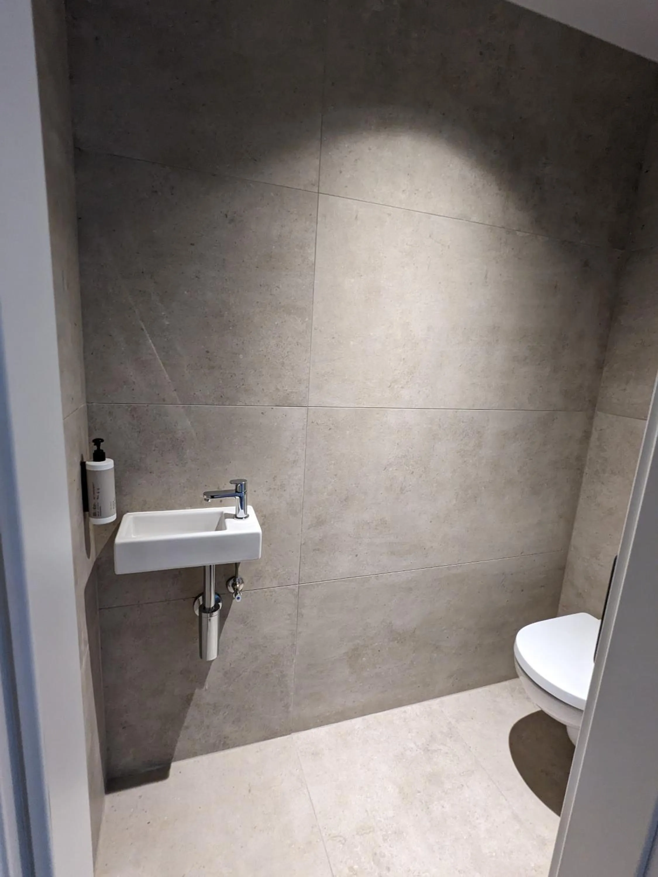 Toilet in Hôtel Le Manoir