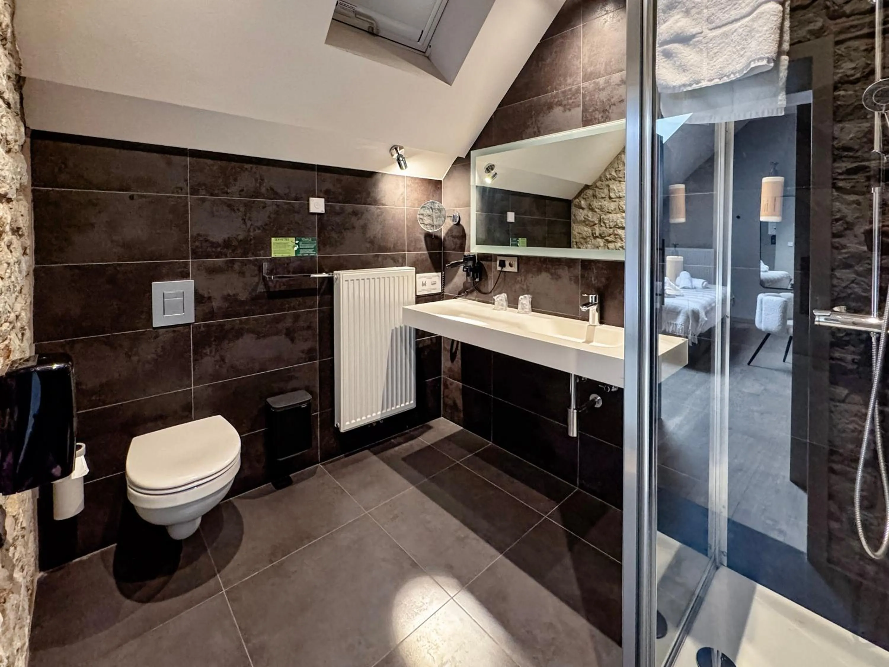 Bathroom in Hôtel Le Manoir