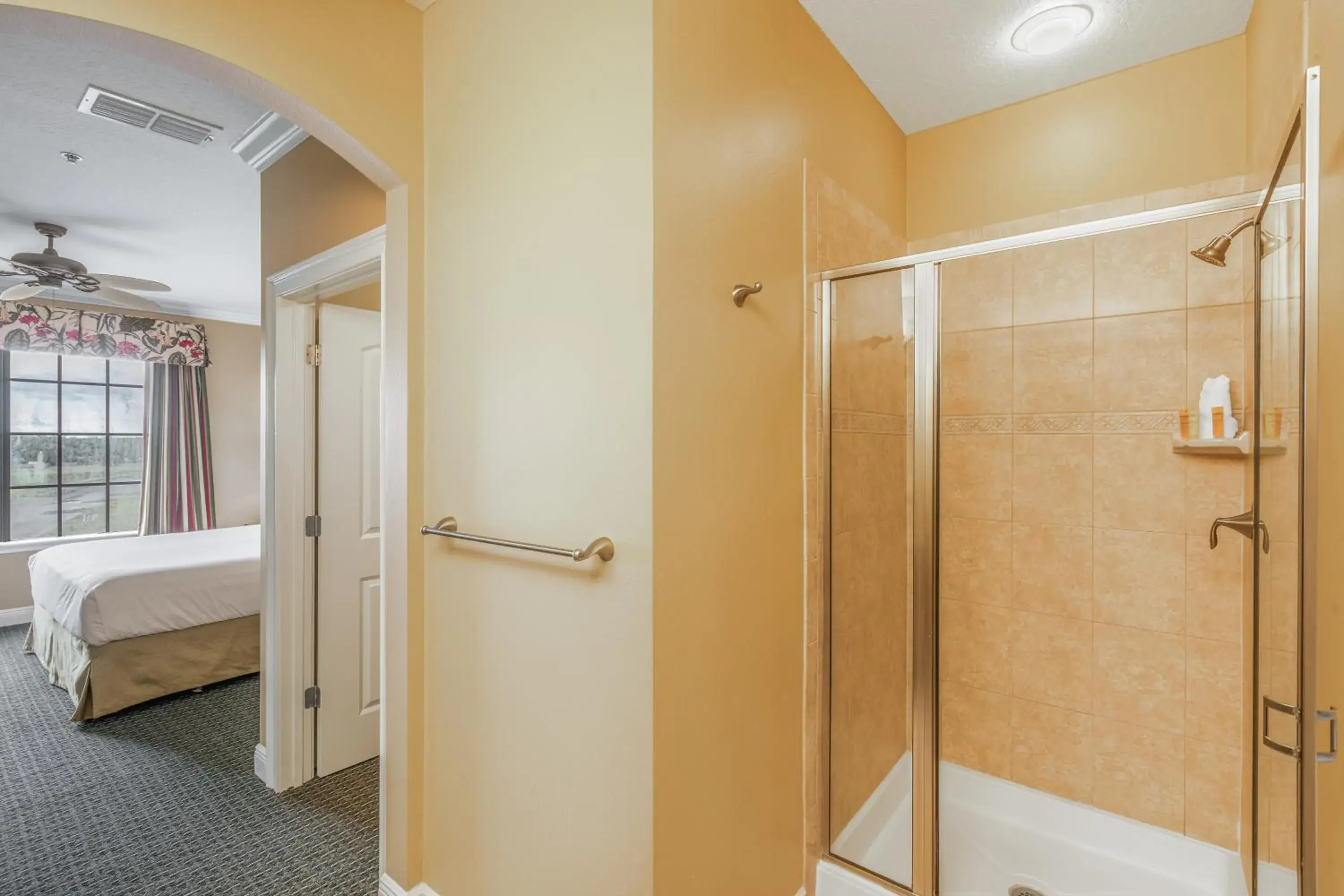 Bathroom, Bed in The Berkley, Orlando Bathroom, Bed in The Berkley, Orlando