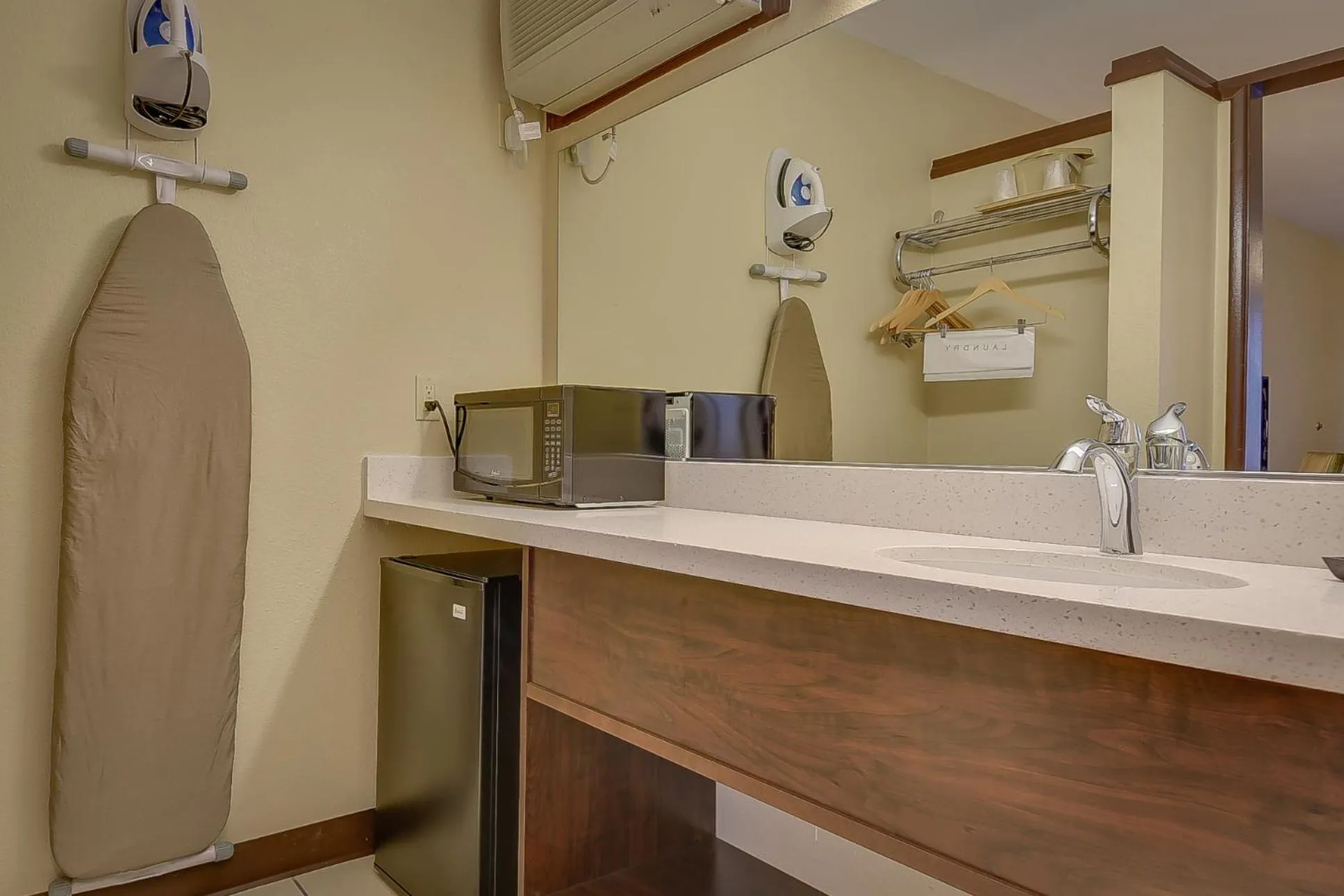 Bathroom in Vagabond Inn Bishop