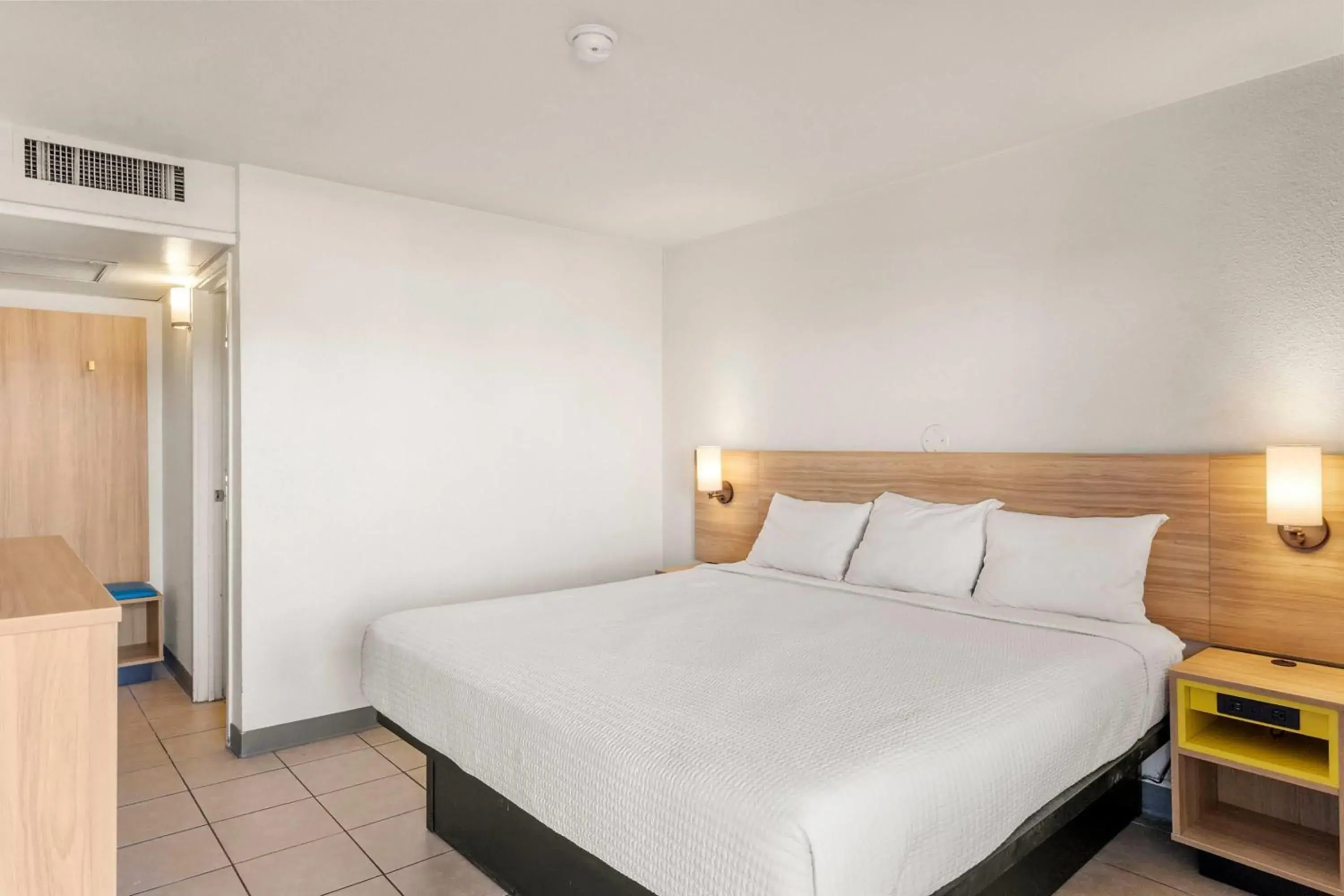 King Room - Non-Smoking in Days Inn by Wyndham Wheat Ridge - Denver West King Room - Non-Smoking in Days Inn by Wyndham Wheat Ridge - Denver West