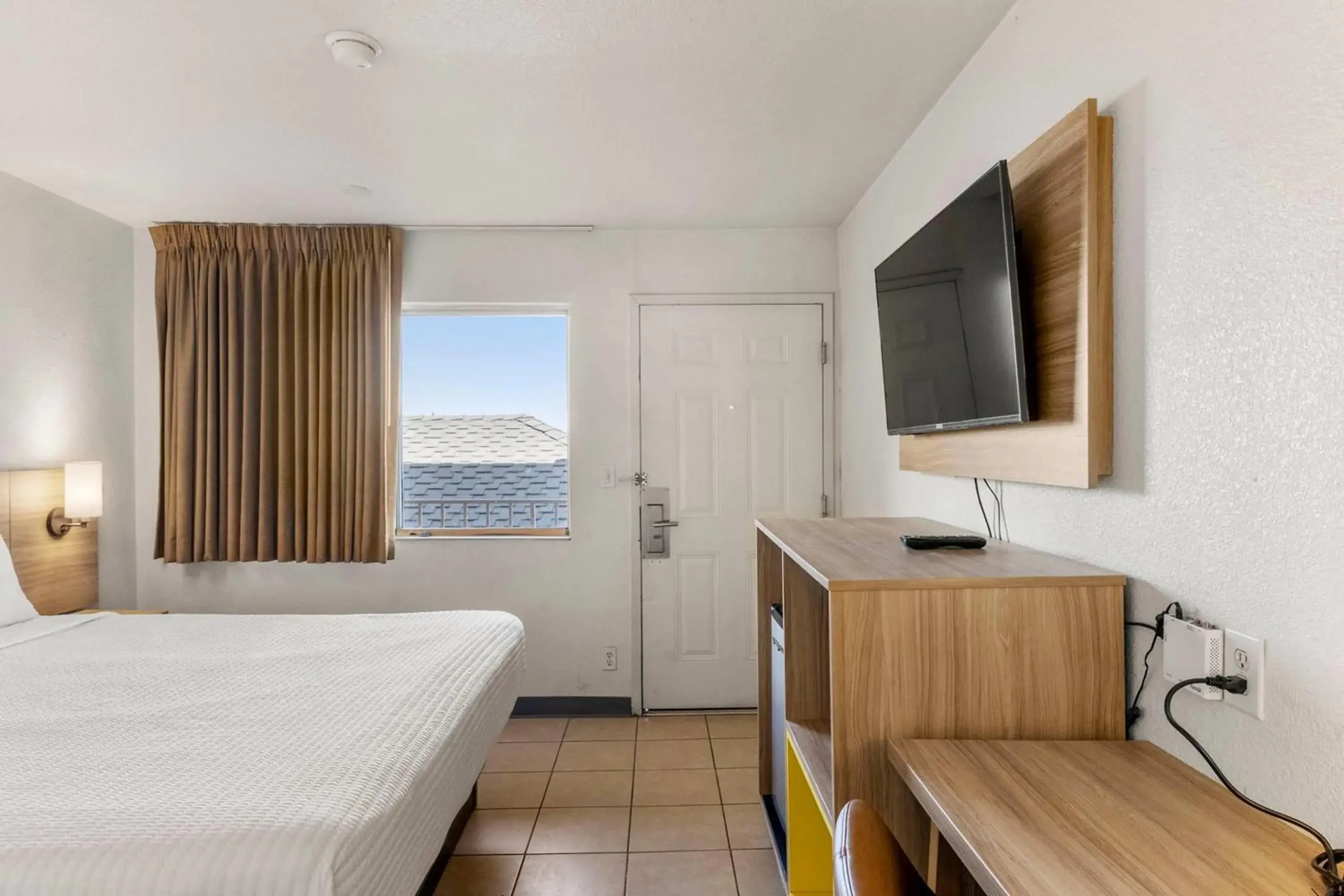 King Room with Mobility/Hearing Access and Roll-In Shower, Non-Smoking in Days Inn by Wyndham Wheat Ridge - Denver West King Room with Mobility/Hearing Access and Roll-In Shower, Non-Smoking in Days Inn by Wyndham Wheat Ridge - Denver West