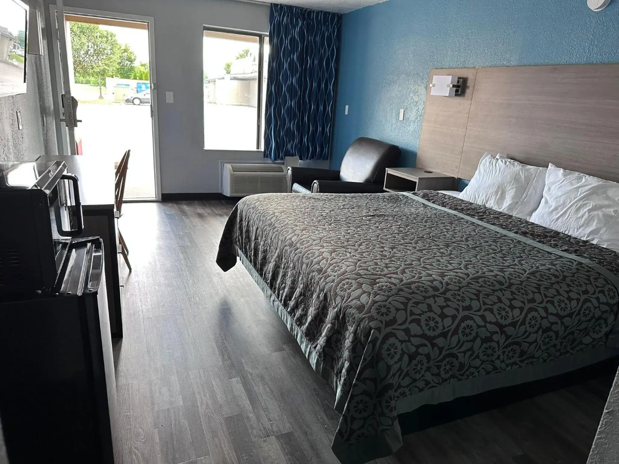 Guests, Bed in Americas Best Value Inn & Suites in Murfreesboro Guests, Bed in Americas Best Value Inn & Suites in Murfreesboro