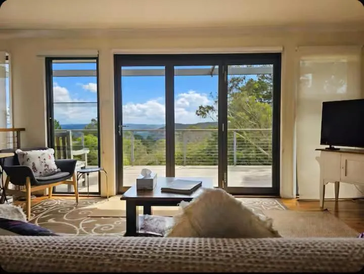 Four-Bedroom House in Narrow Neck Views - Peaceful 4 Bedroom Home with Stunning Views!
