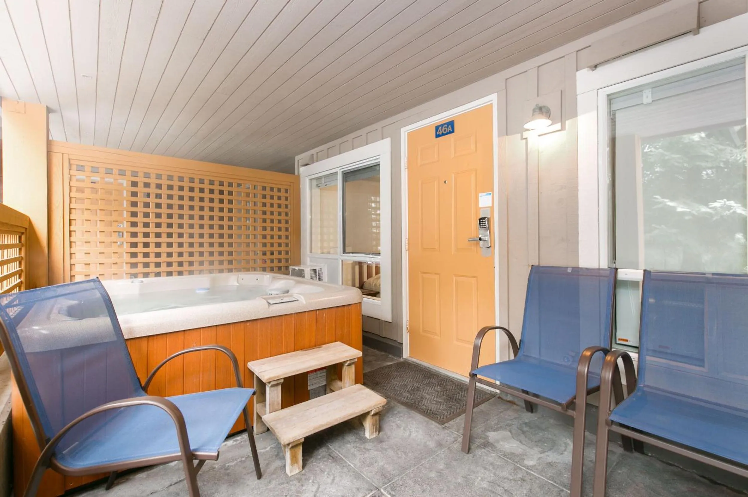 Hot Tub, Bed in Glaciers Reach by Allseason Vacation Rentals
