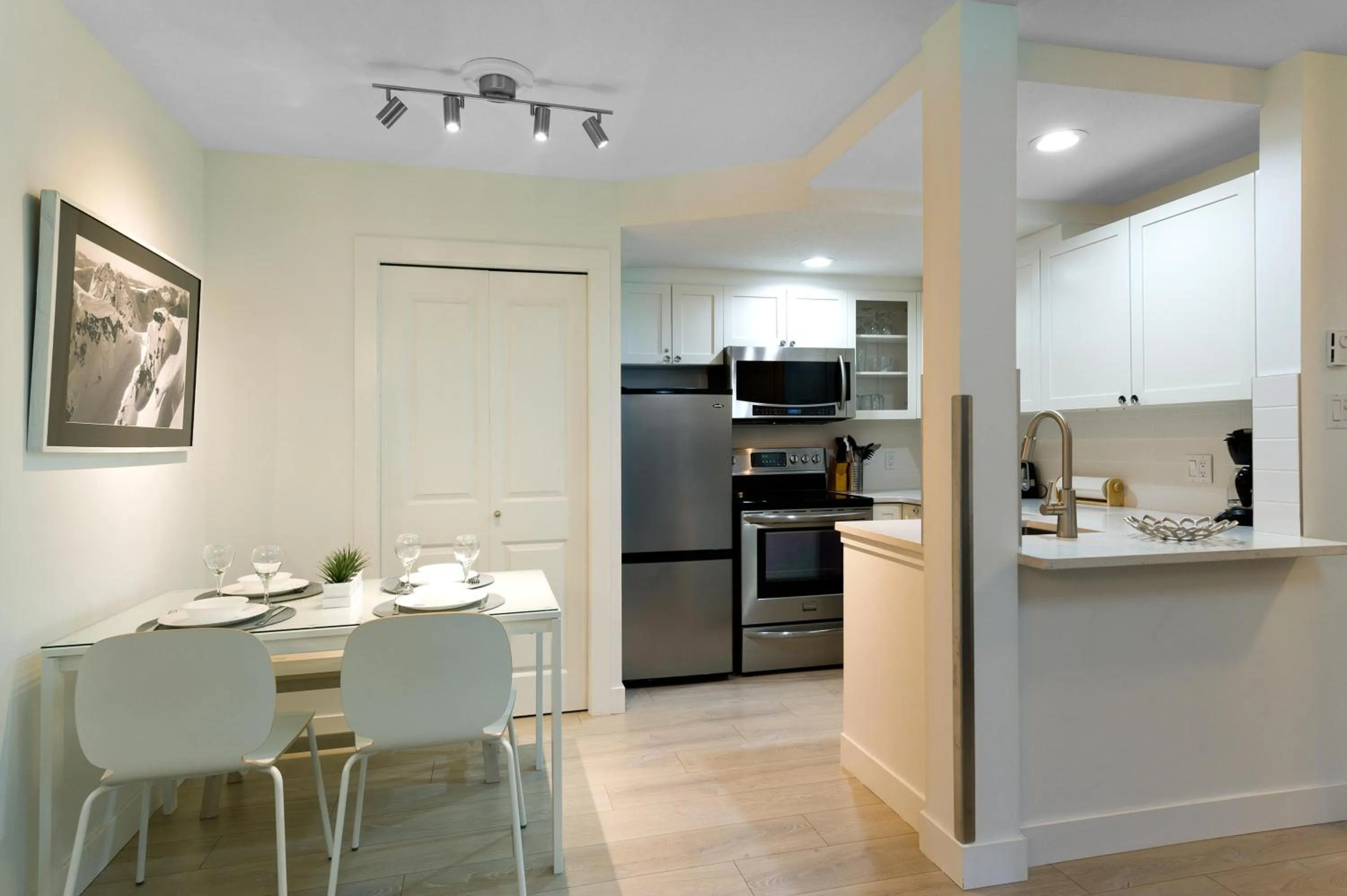 Kitchen or kitchenette in Glaciers Reach by Allseason Vacation Rentals