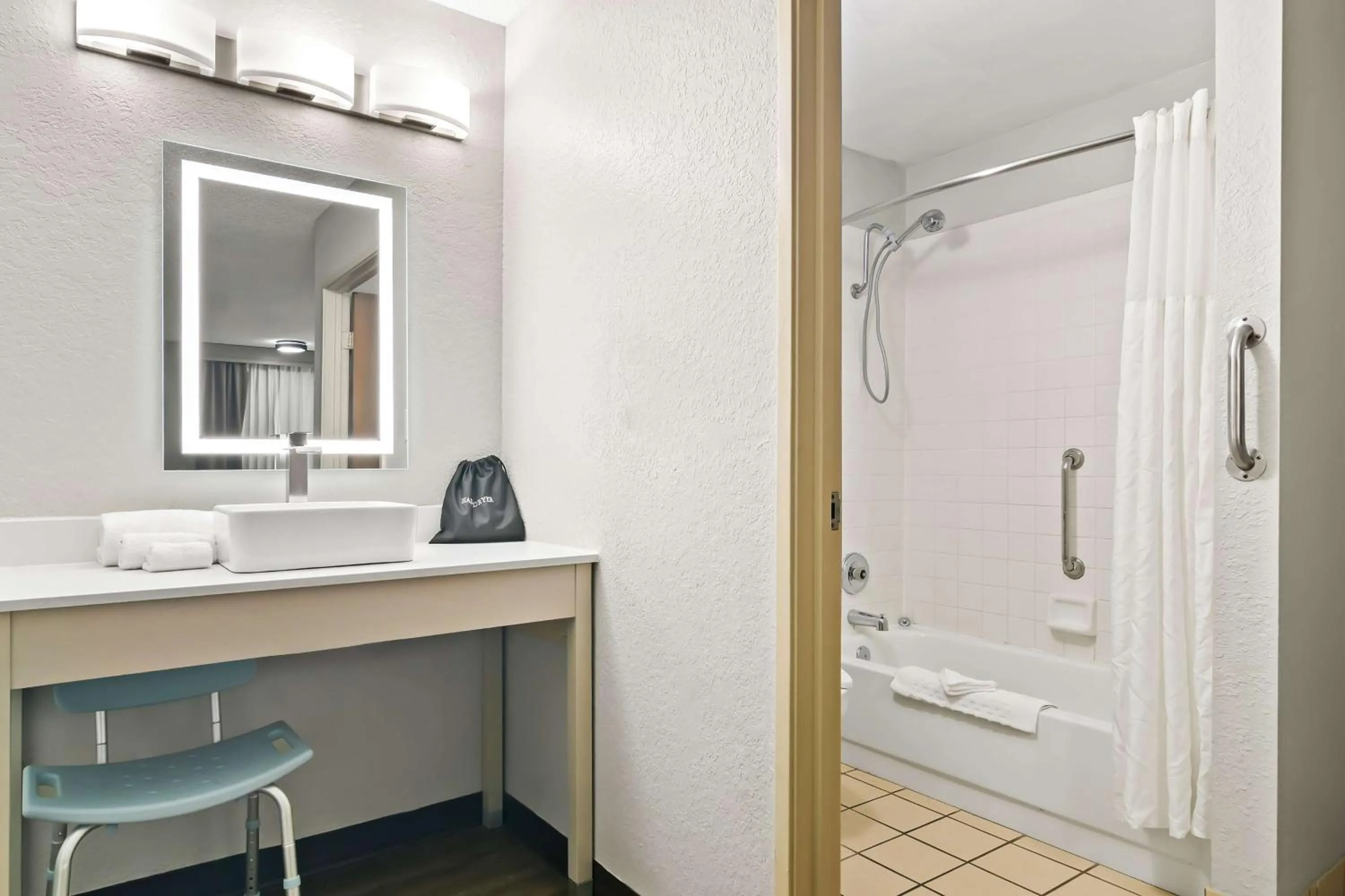 Bedroom in Best Western The Oasis at Joplin