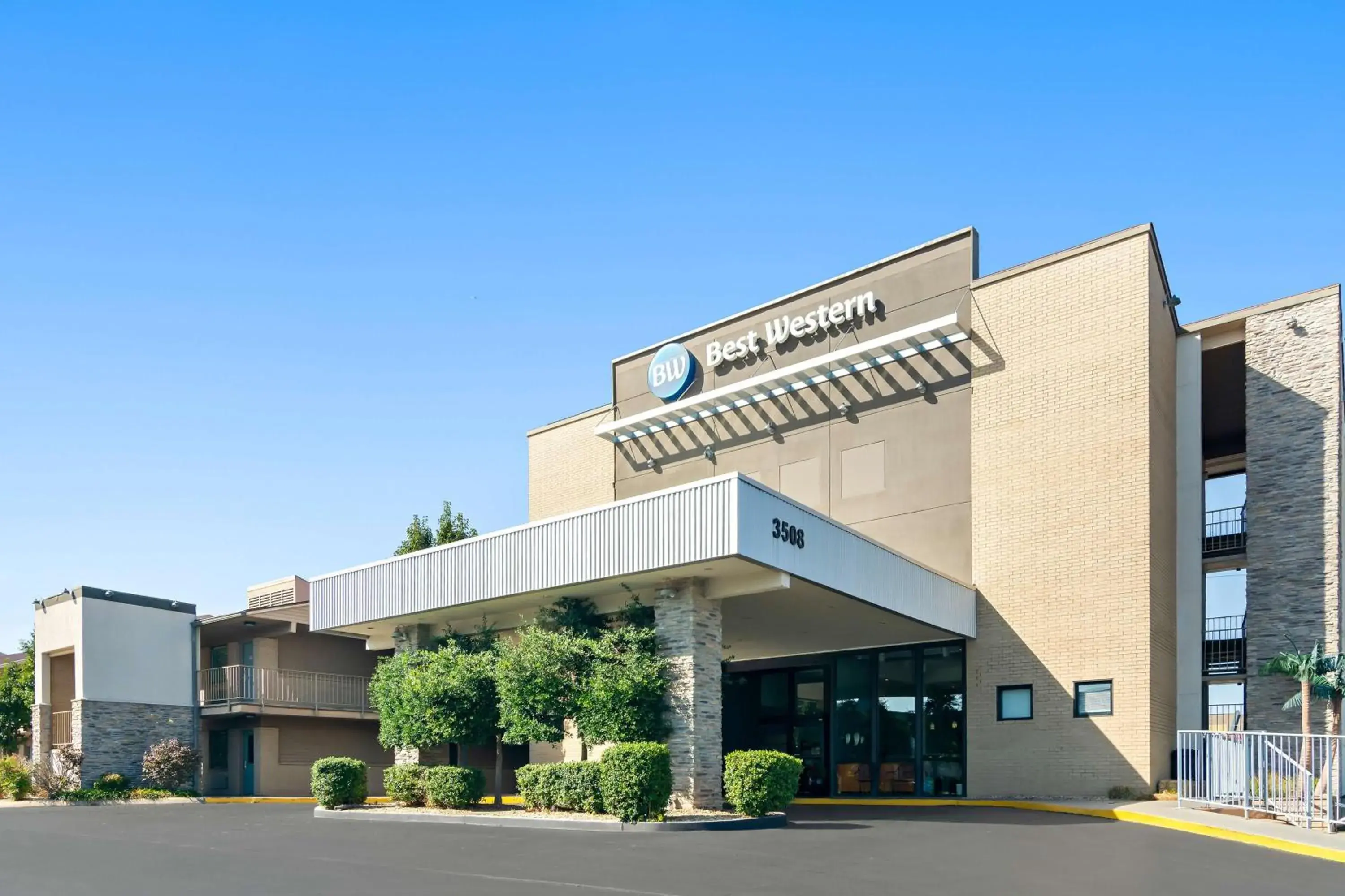 Property building in Best Western The Oasis at Joplin Property building in Best Western The Oasis at Joplin