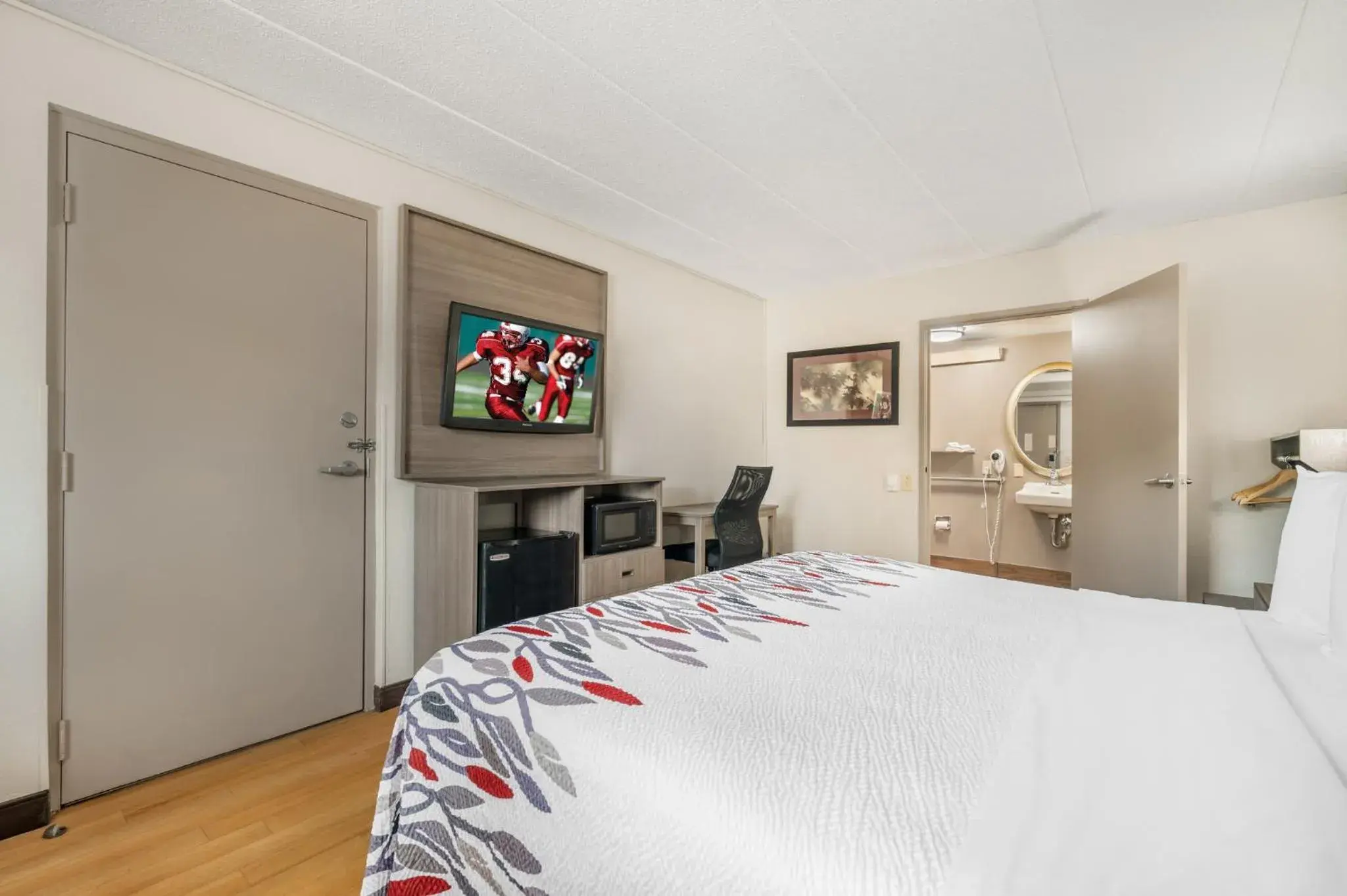 Deluxe King Room Disability Access Roll-In Shower Smoke Free in Red Roof Inn Virginia Beach Deluxe King Room Disability Access Roll-In Shower Smoke Free in Red Roof Inn Virginia Beach